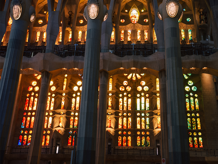 La Sagrada Família à Barcelone vue de l'intérieur avec ses magnifiques vitraux