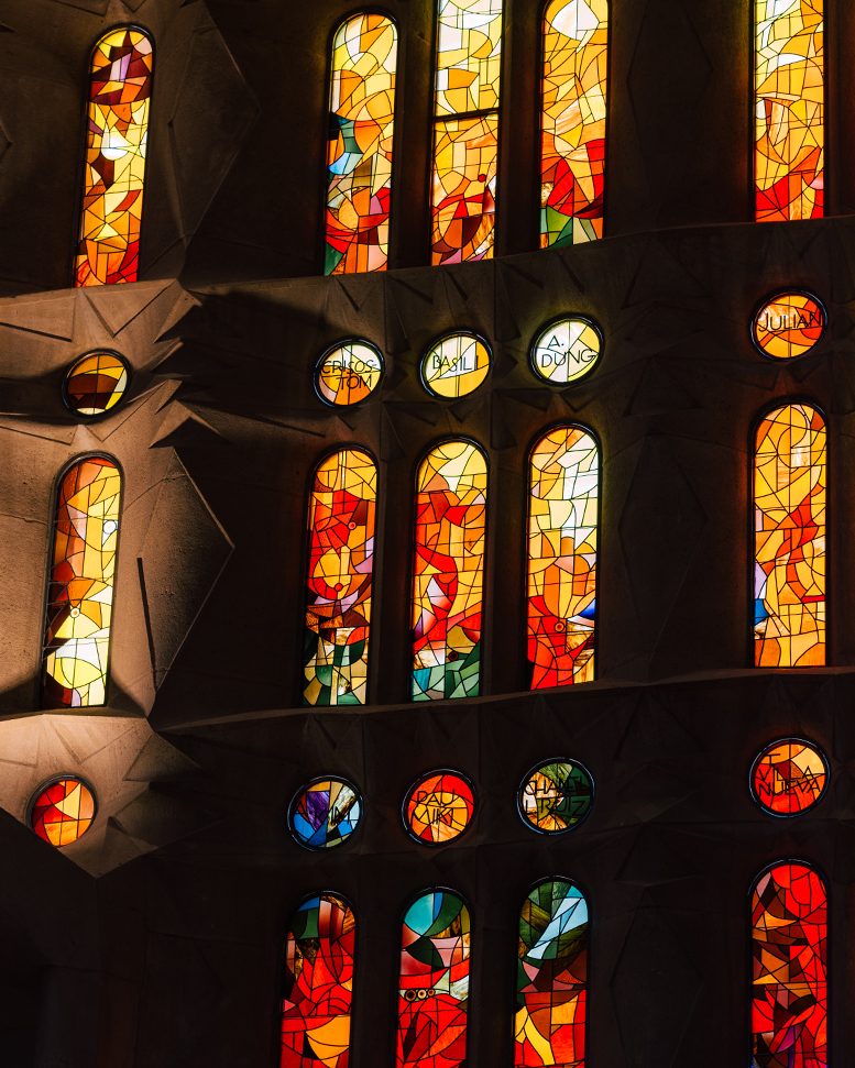 La Sagrada Família à Barcelone vue de l'intérieur avec ses magnifiques vitraux