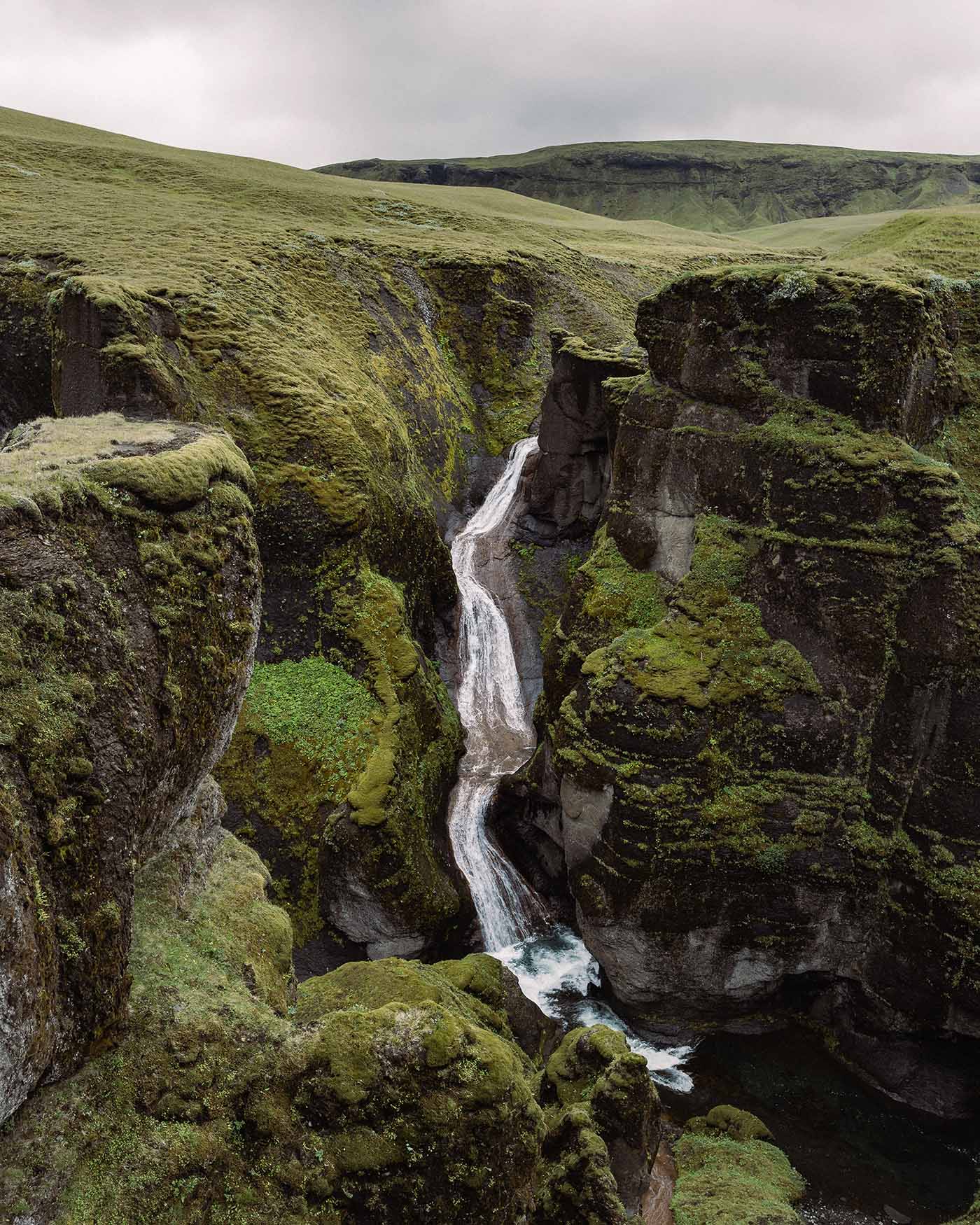 Cascade Mögárfoss prise depuis le promontoire aménagé au canyon de Fjaðrárgljúfur en Islande