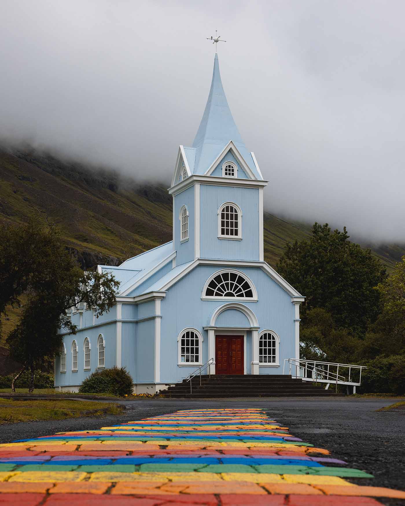 Eglise prise dans le village de Seyðisfjörður