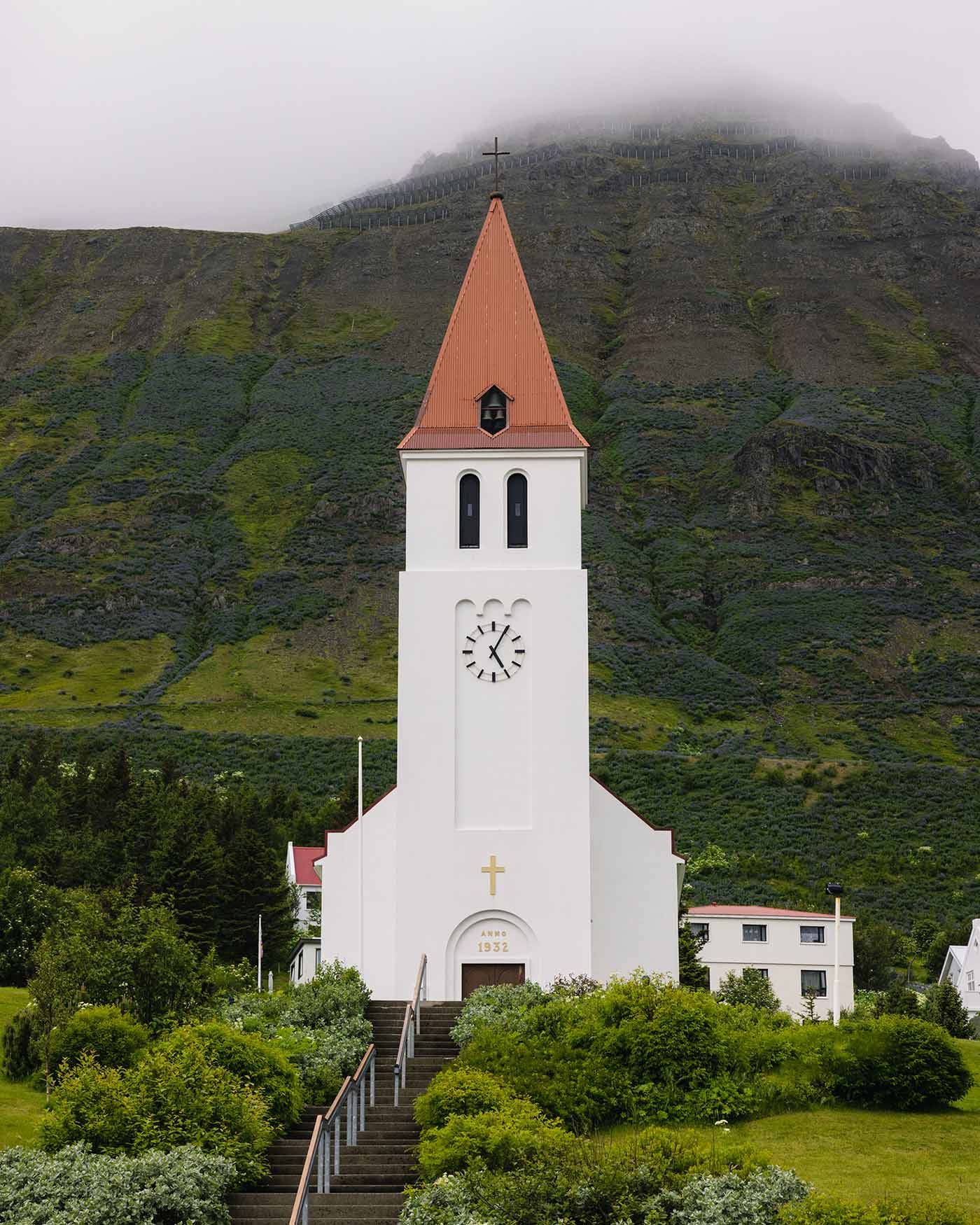 Eglise dans le village coloré de Siglufjördur