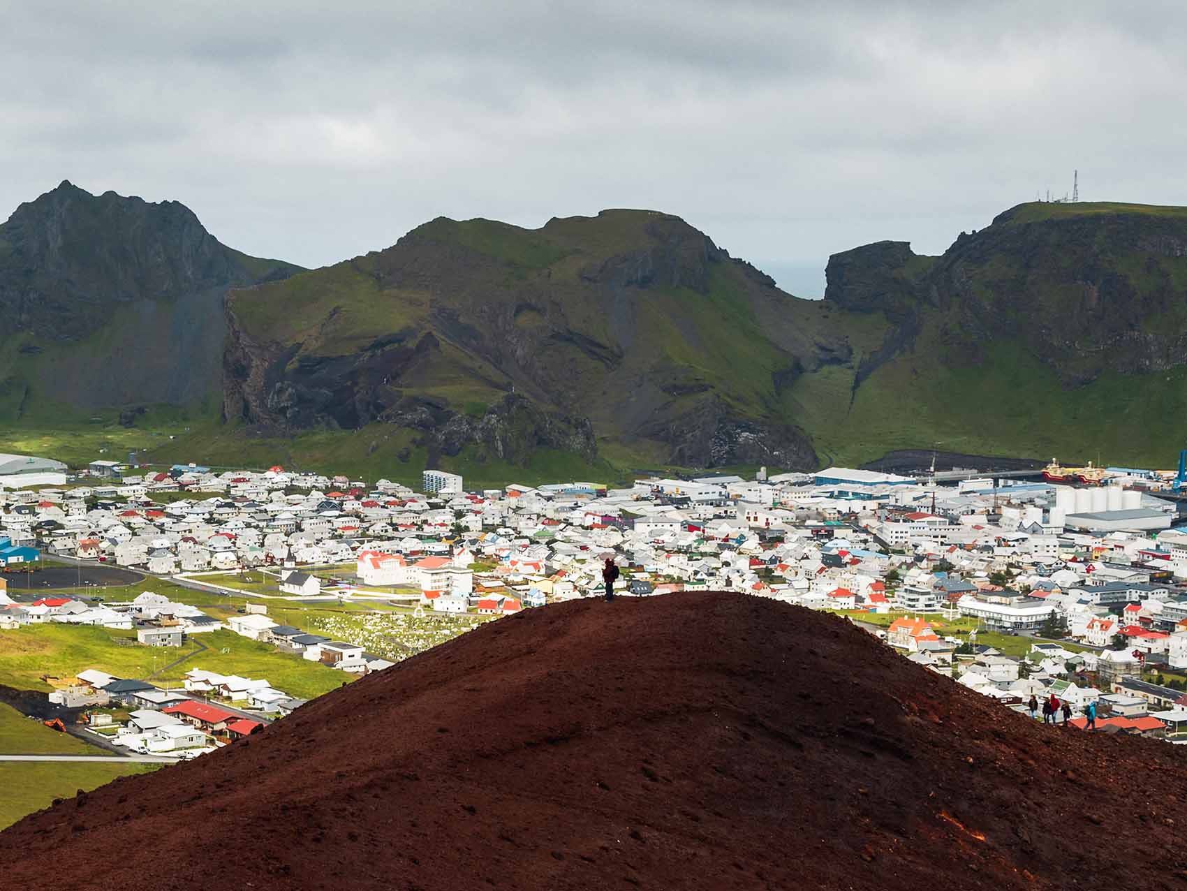 Point de vue sur l'île principale des îles Vestmann depuis le volcan Eldfell