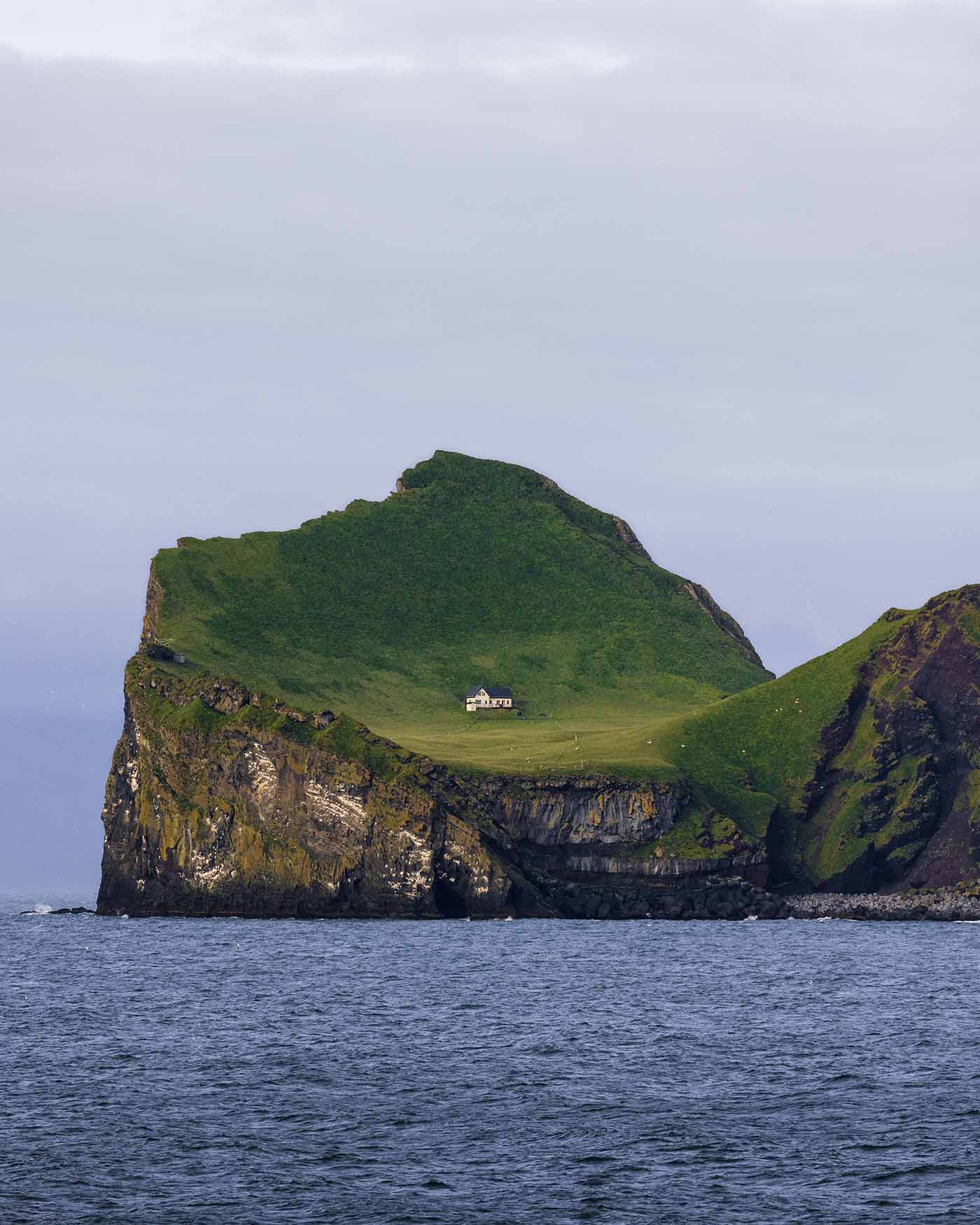 Île isolée dans l'archipel des îles Vestmann en Islande