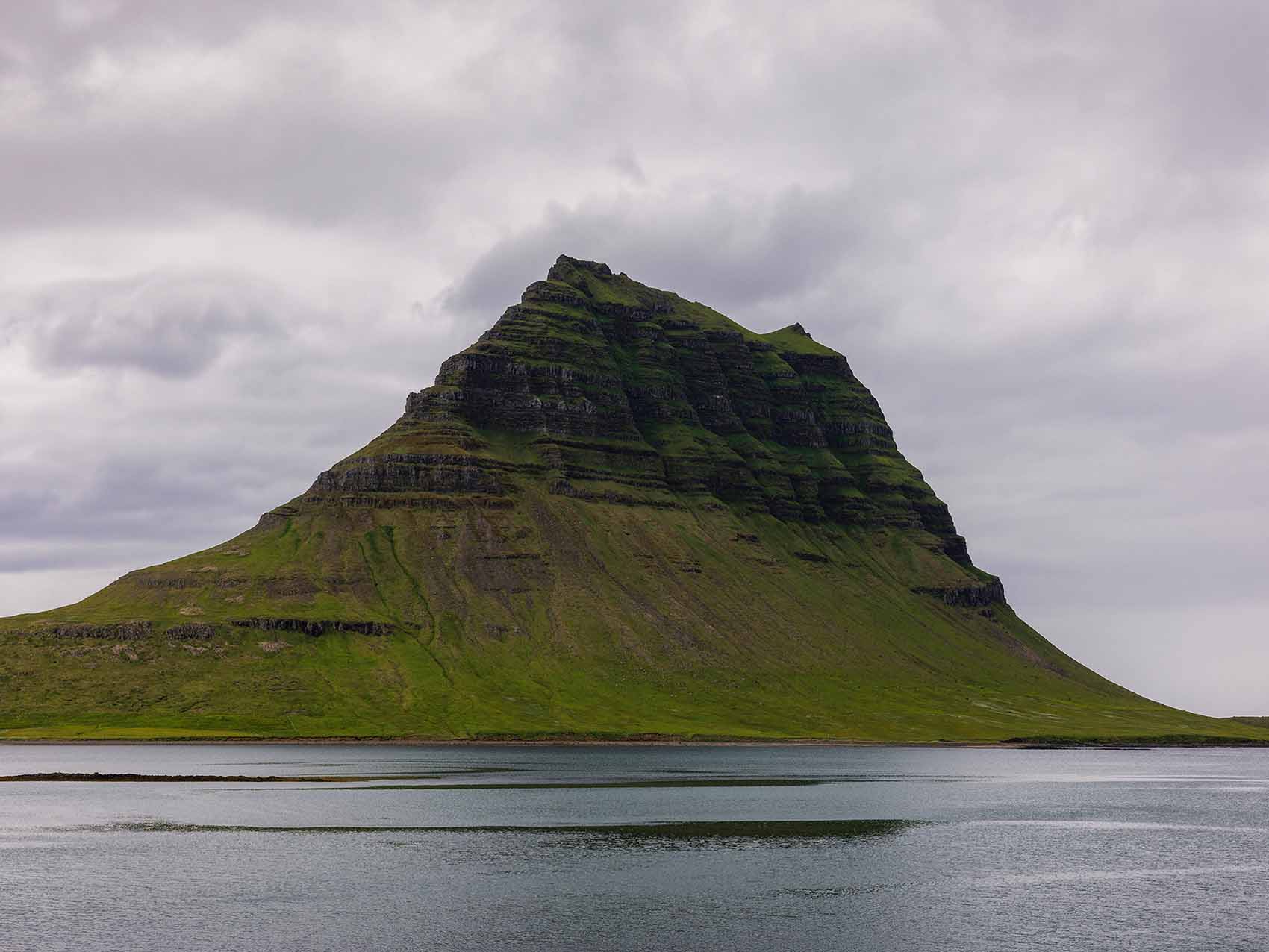 Montagne Kirkjufell en Islande sur la péninsule de Snæfellsnes 