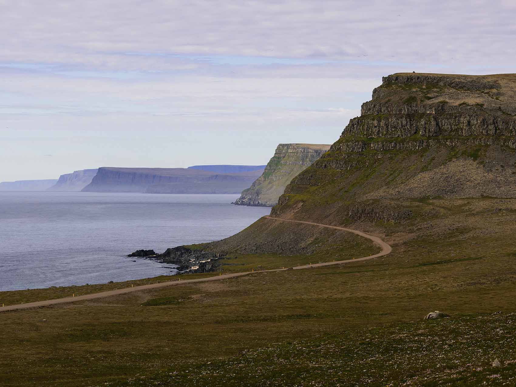 La route est belle dans les fjords de l'Ouest en Islande, direction Latrabjarg