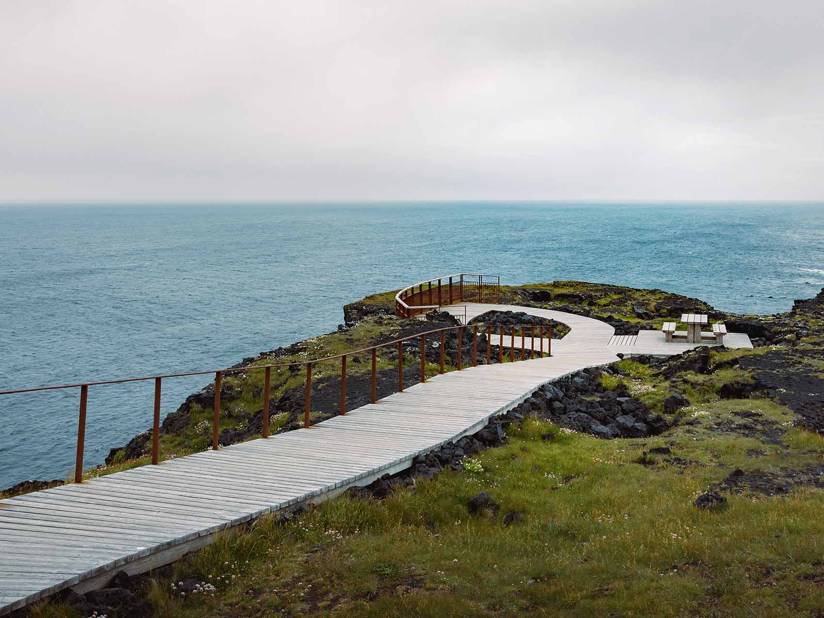 Plateforme d'observation près du phare de Svörtuloft sur la péninsule de Snæfellsnes en Islande