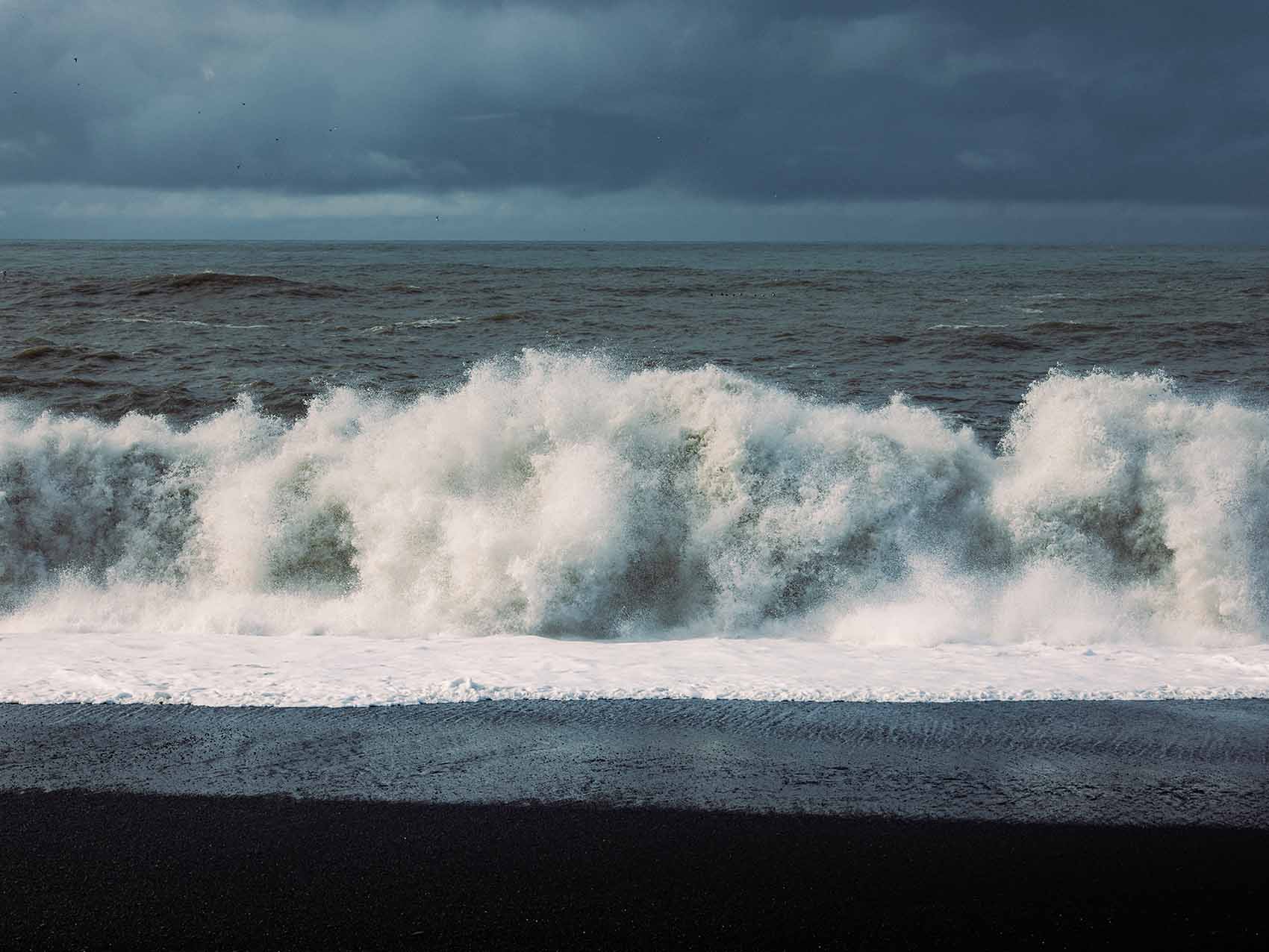 Plage de sable noir de Reynisfjara en Islande