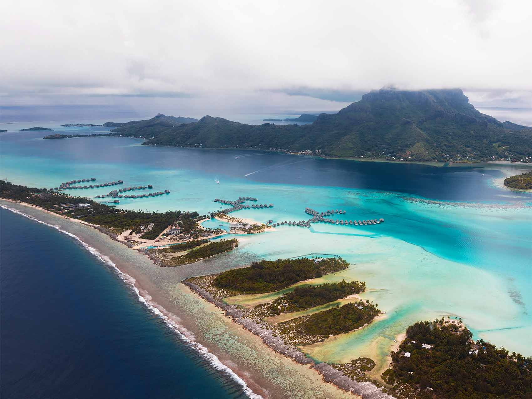 Survol de Bora Bora en Polynésie française