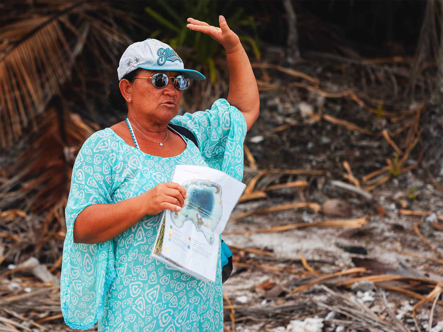 Une guide nous explique l'histoire de l'île de Tetiaroa