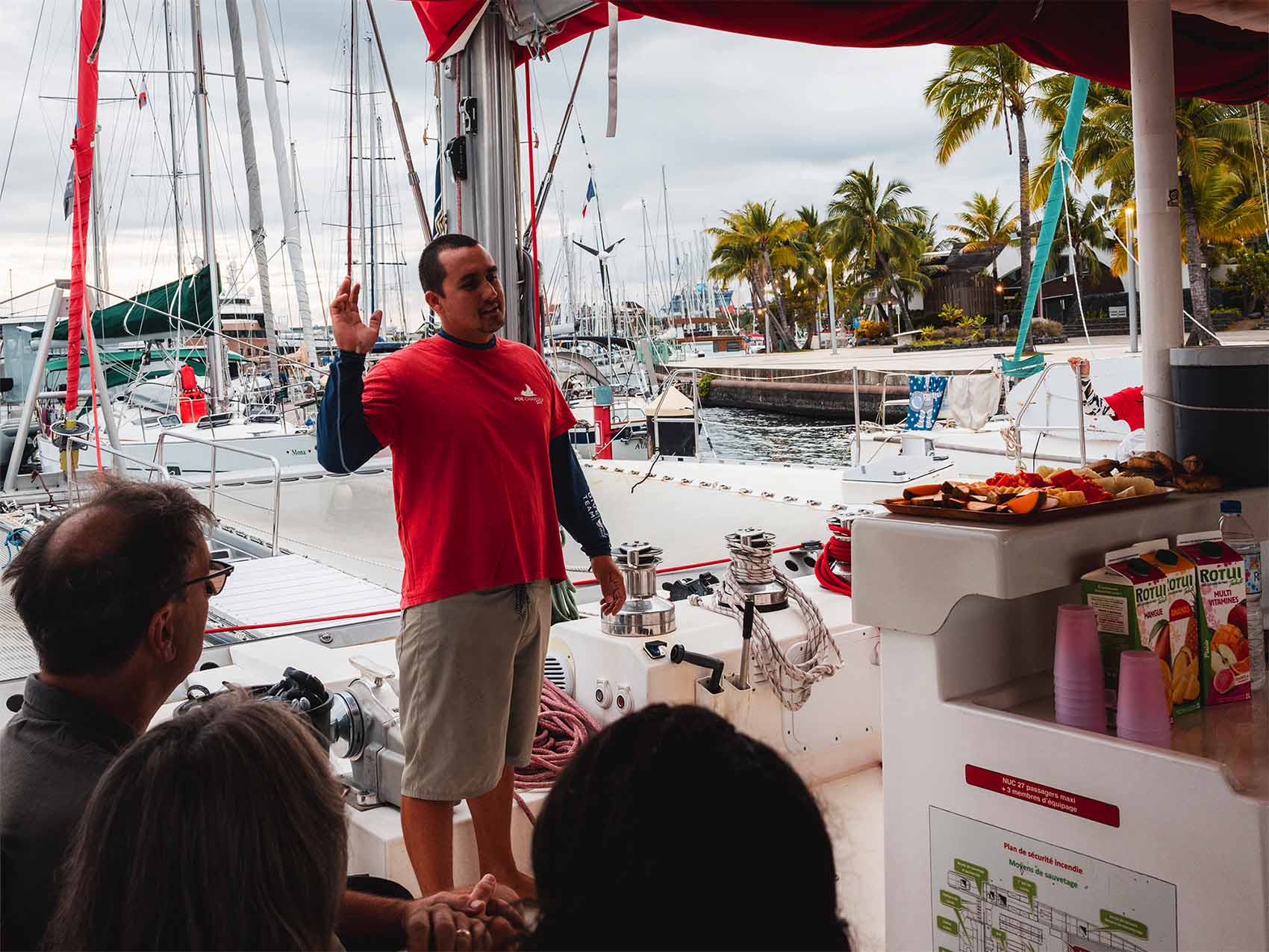 Briefing de l'équipage Poe Charter avant le départ vers Tetiaroa