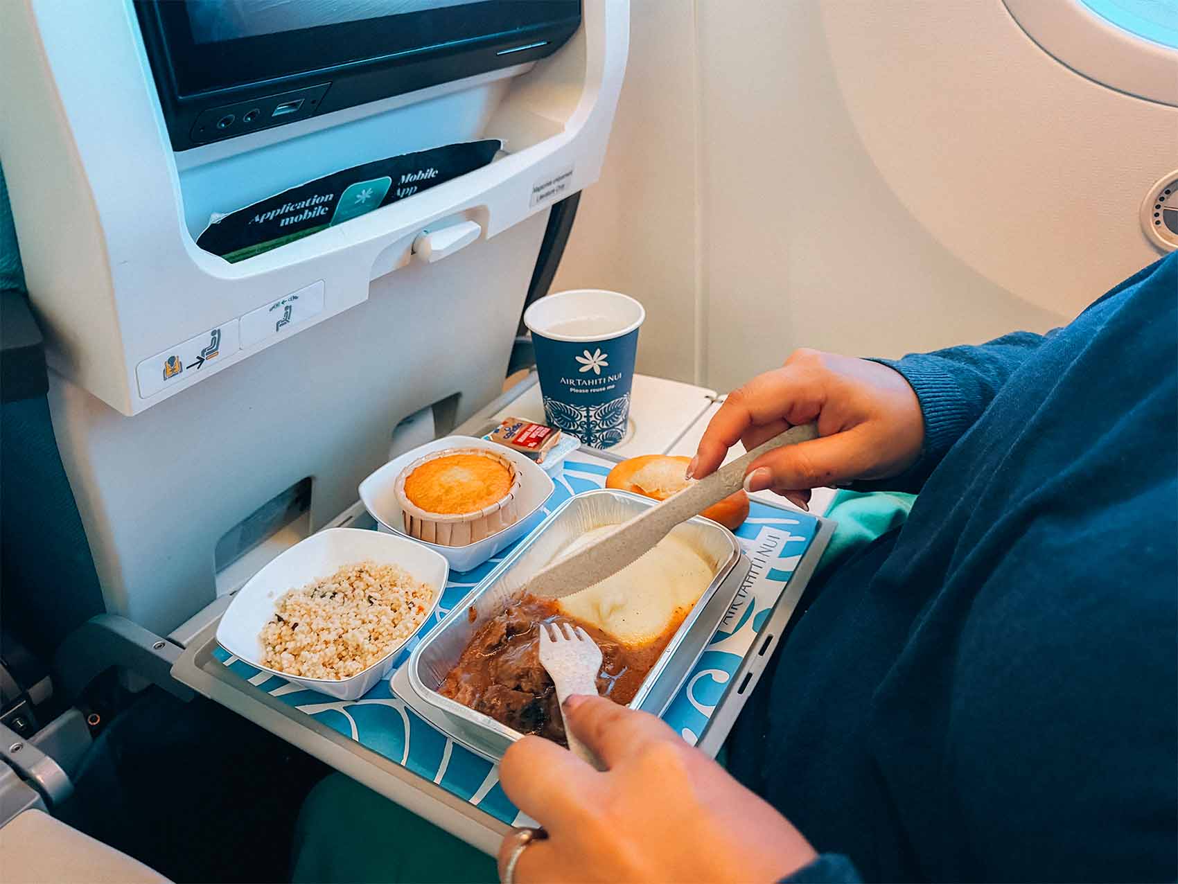 Très bon repas à bord de notre avion Air Tahiti Nui