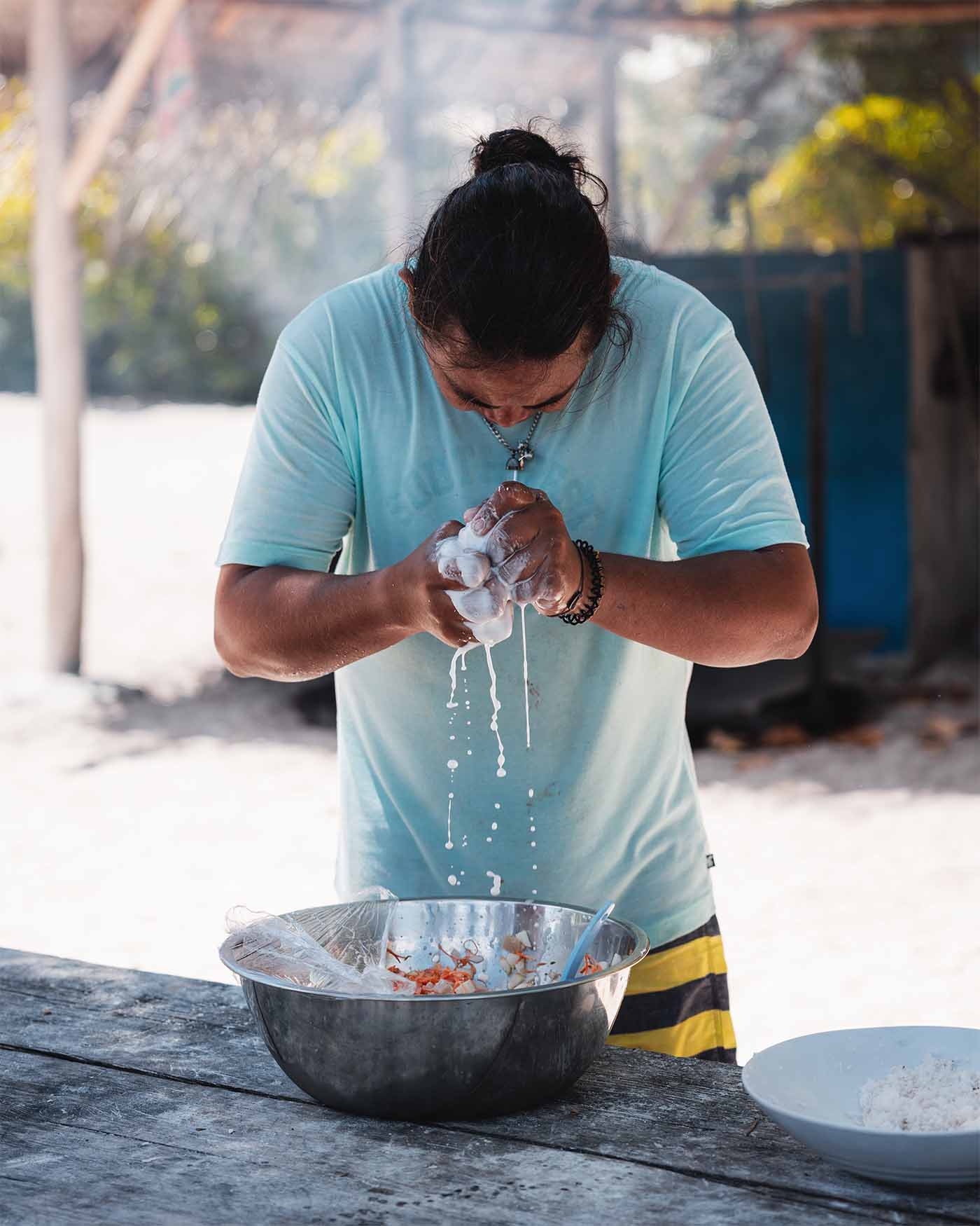 Préparation du poisson cru au lait de coco