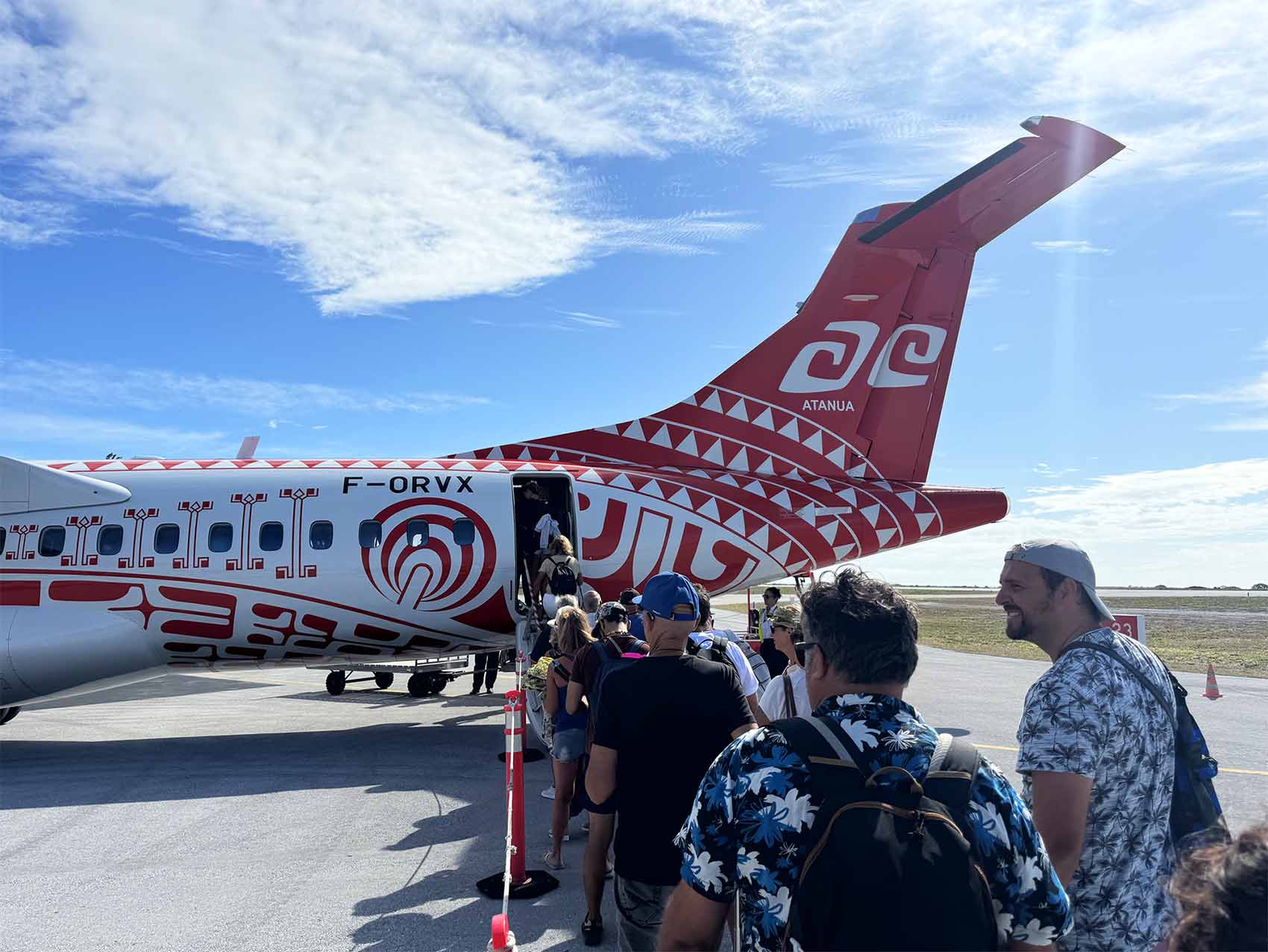 Avion d'Air Tahiti sur le tarmac de l'aéroport de Fakarava