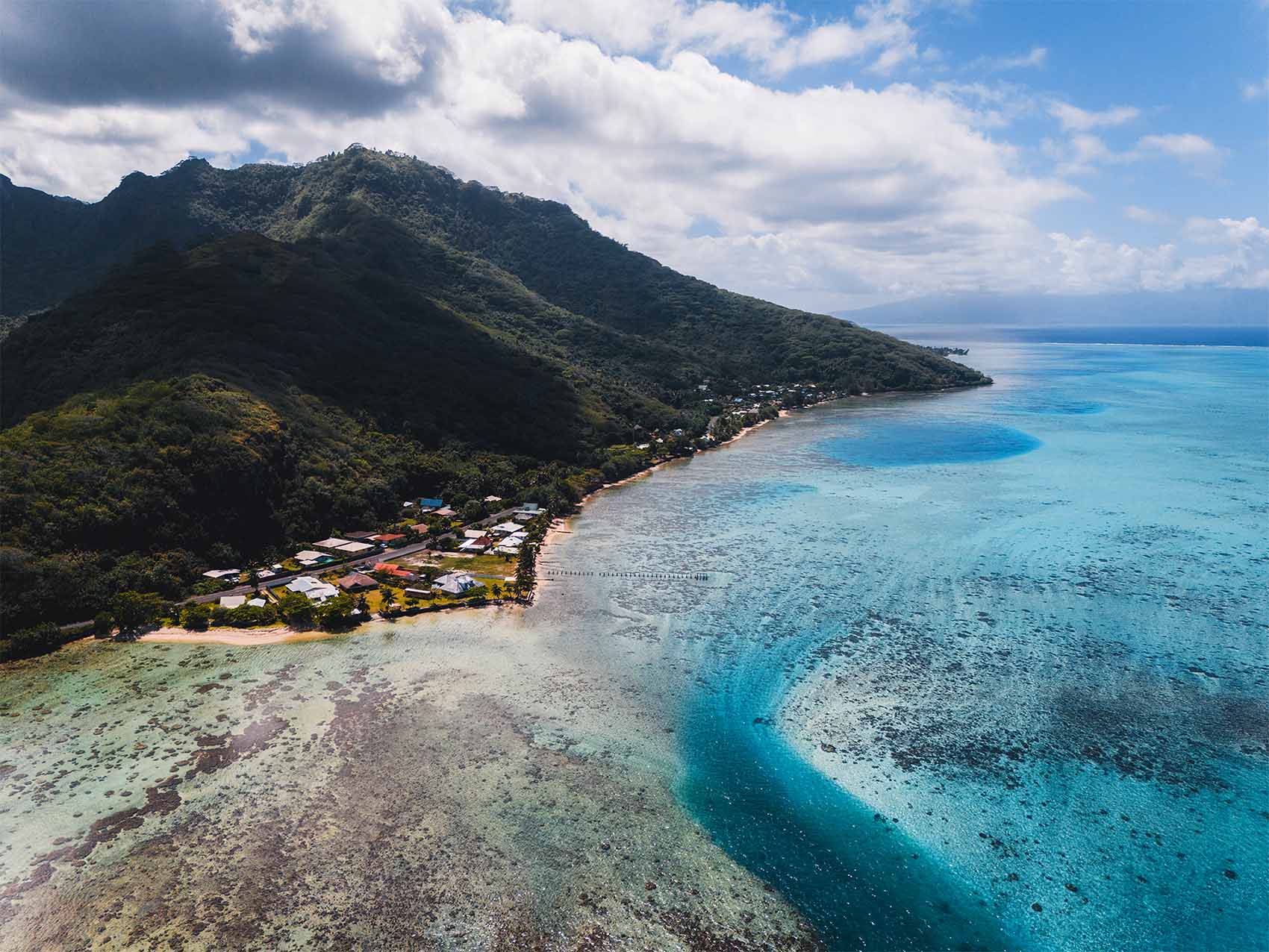 Sud de l'île de Moorea vu depuis les airs