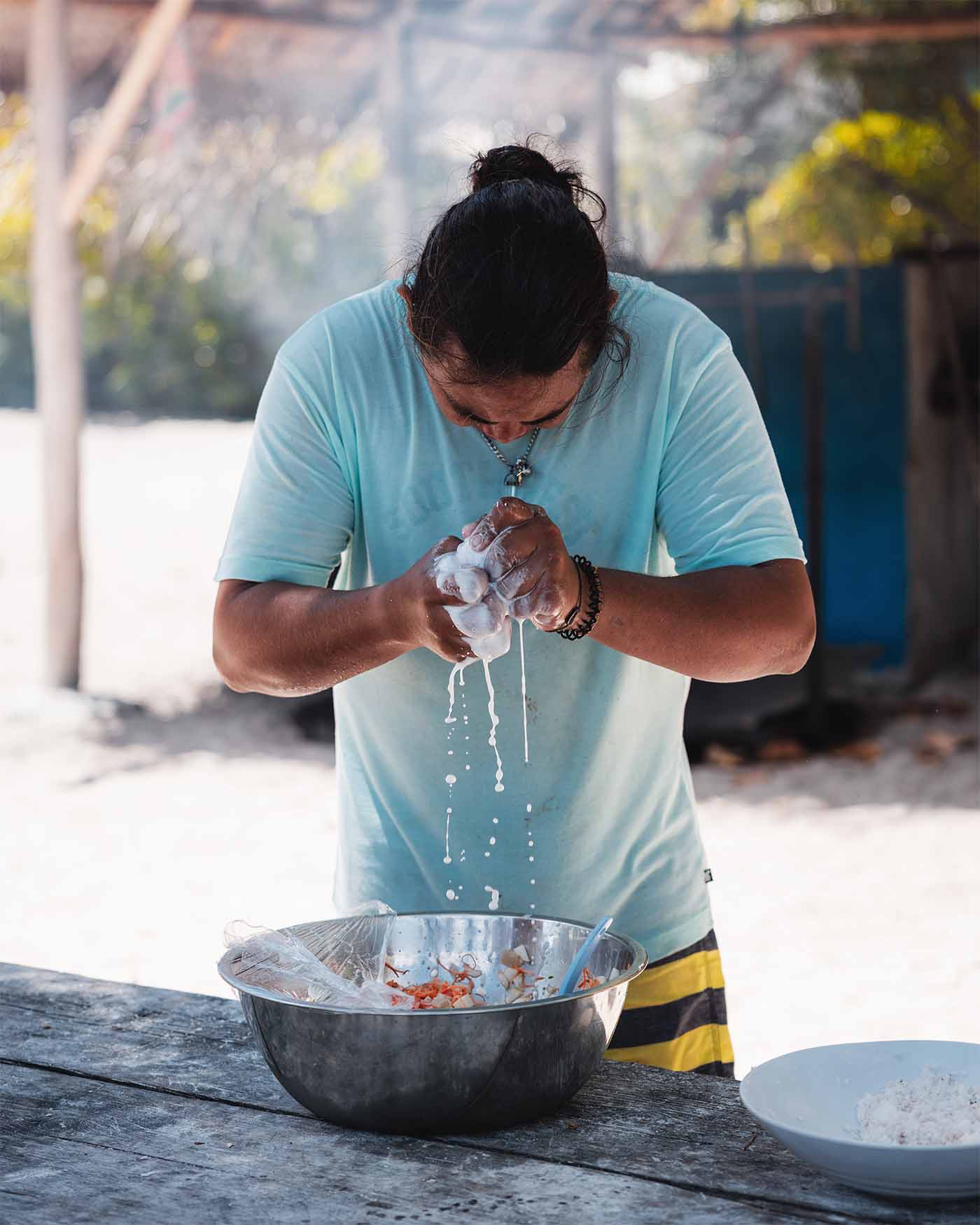 Préparation du poisson cru au lait de coco avec Rotoava Excursions