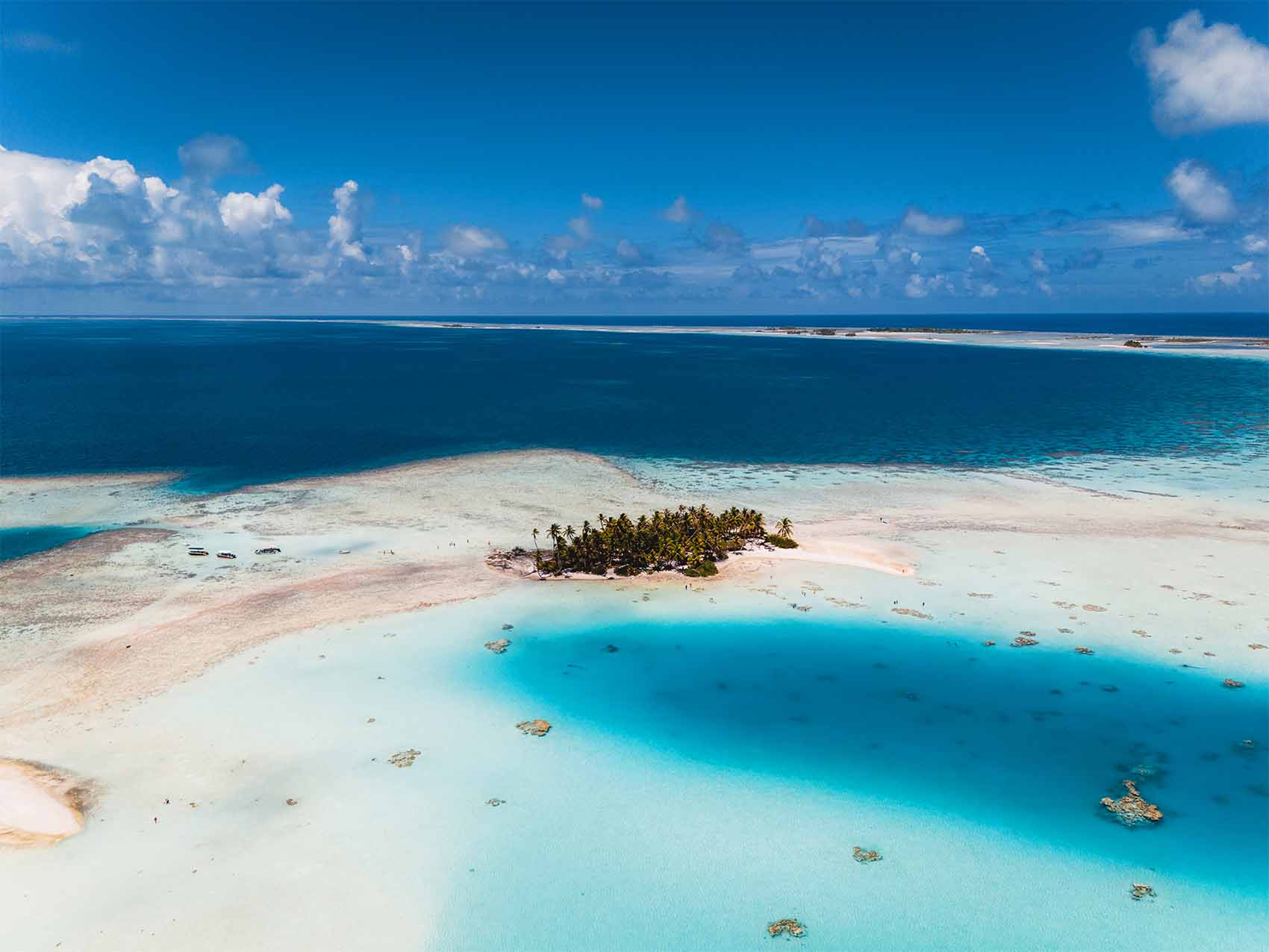 Motu au lagon bleu à Rangiroa