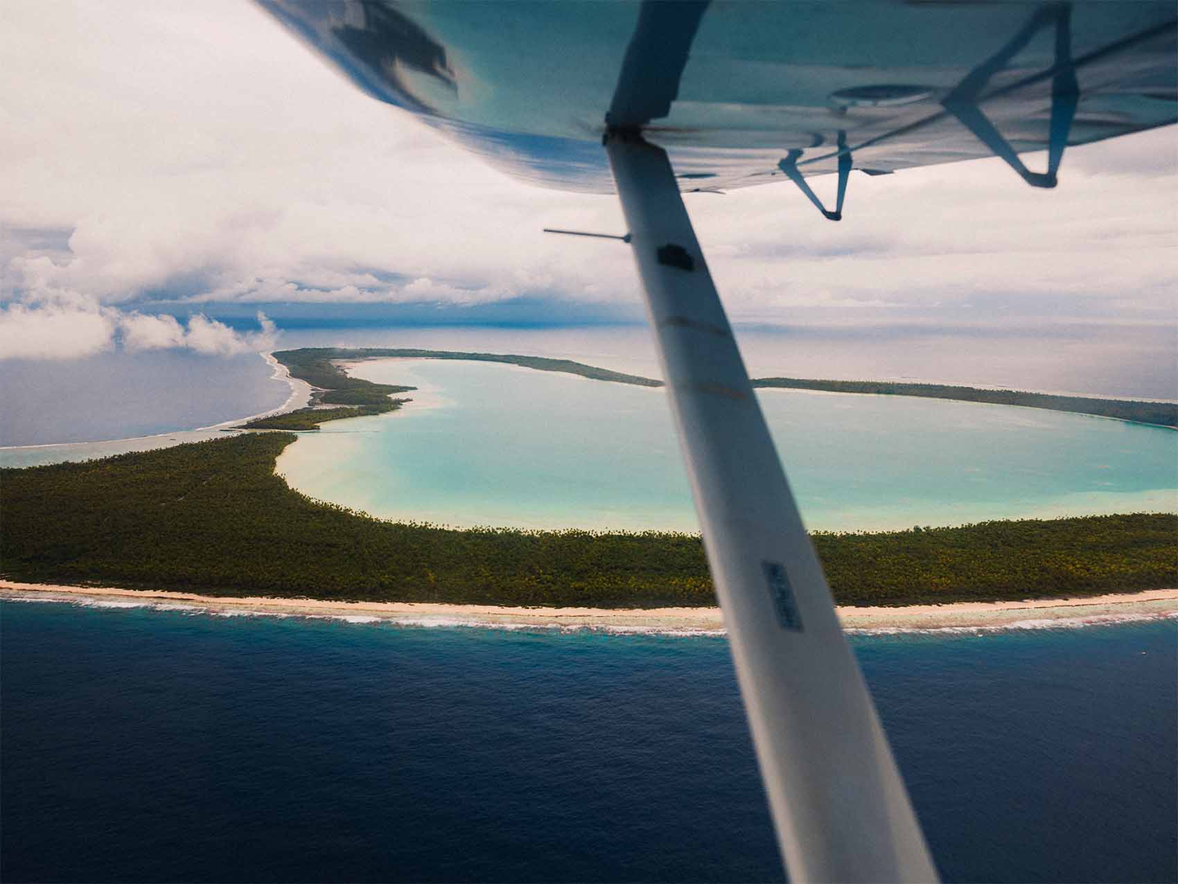 Survol de l'atoll de Tupai