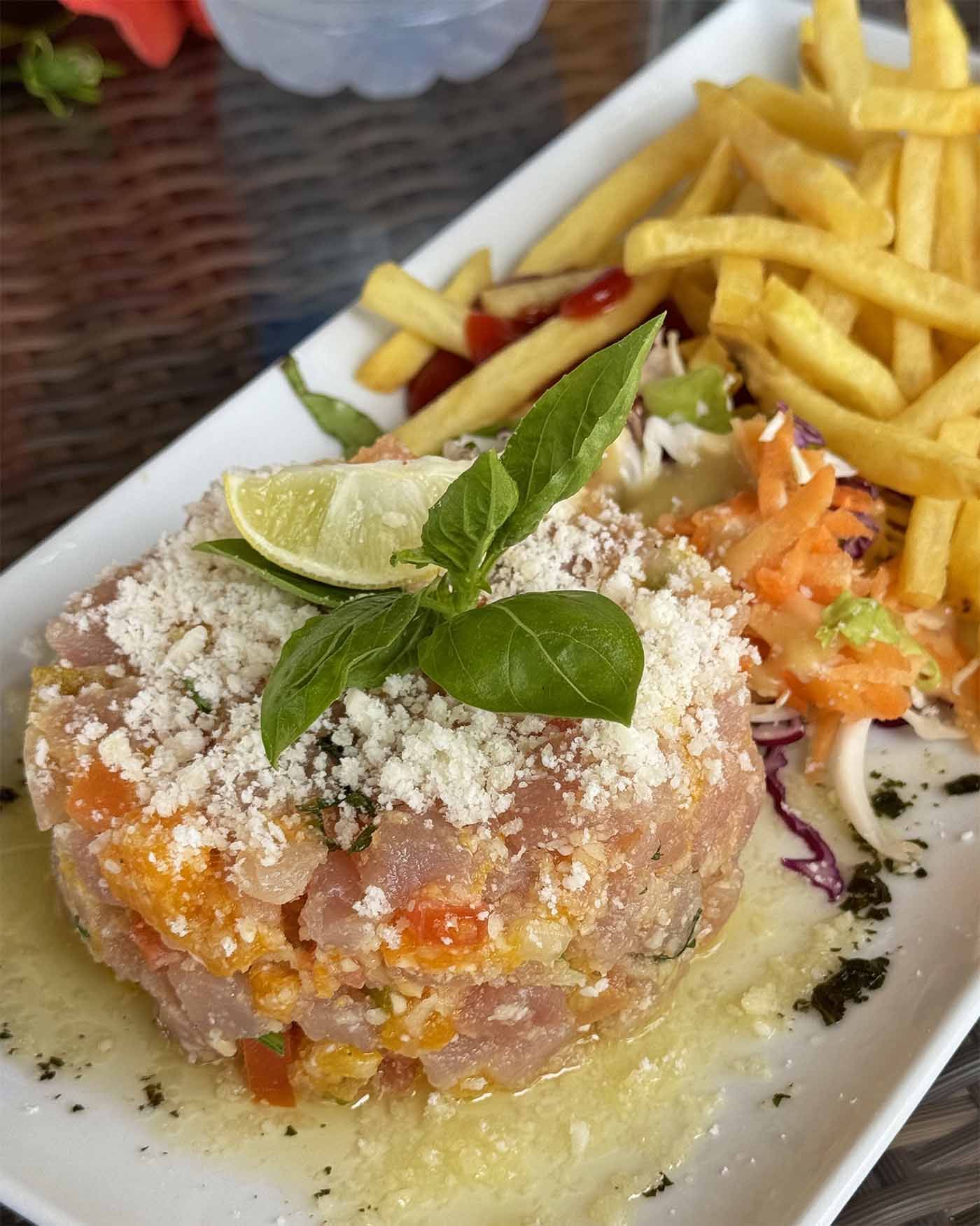 Tartare de poisson au snack du requin dormeur au Havaiki Lodge à Fakarava