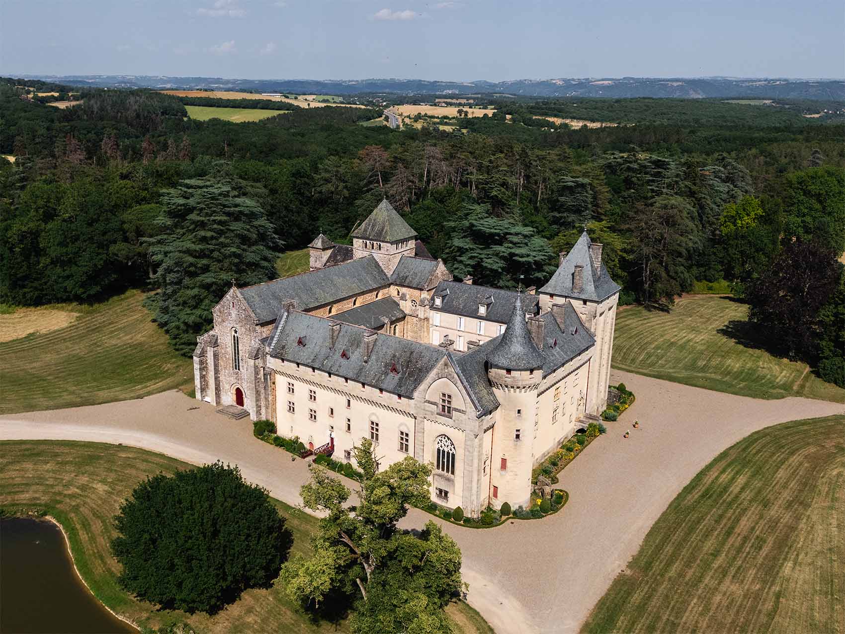 Vue de drone de l'Abbaye de Loc-Dieu - Bastides et Gorges de l’Aveyron 