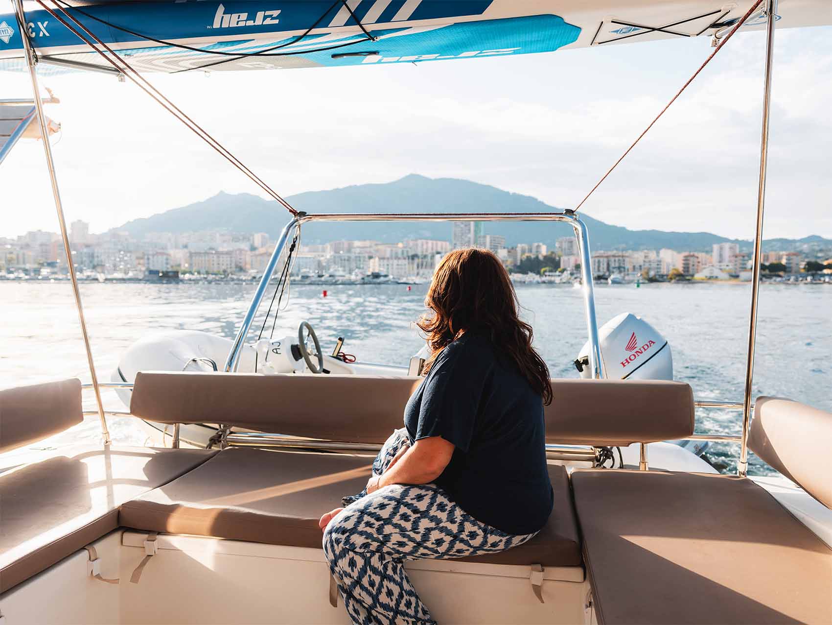 Départ en catamaran du port d'Ajaccio en Corse