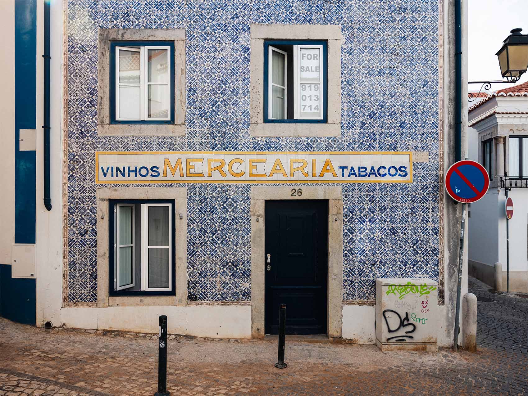 Azulejos sur une façade à Cascais