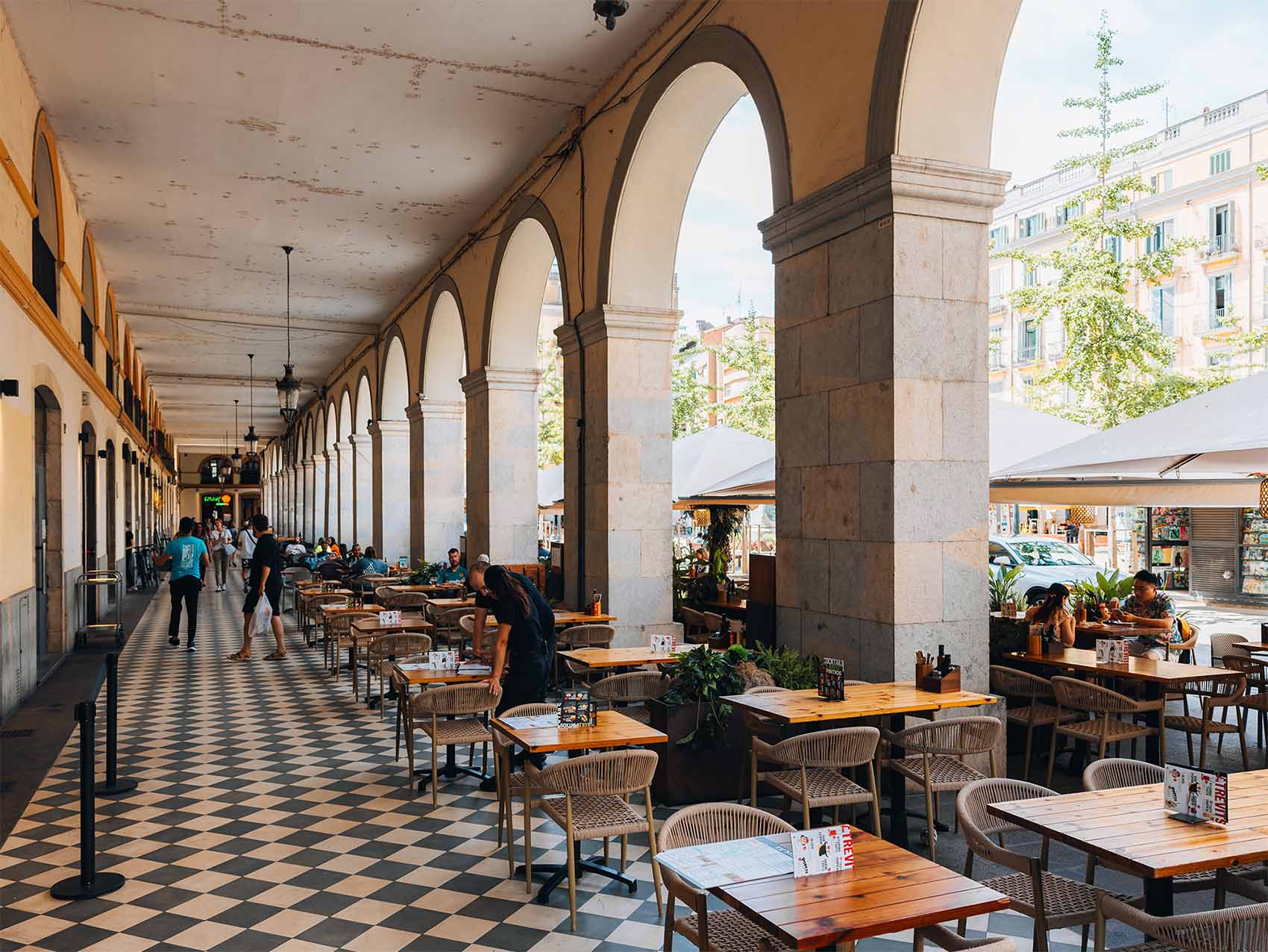 Txots Girona : une pause en terrasse sur la place de l’Indépendance à Gérone