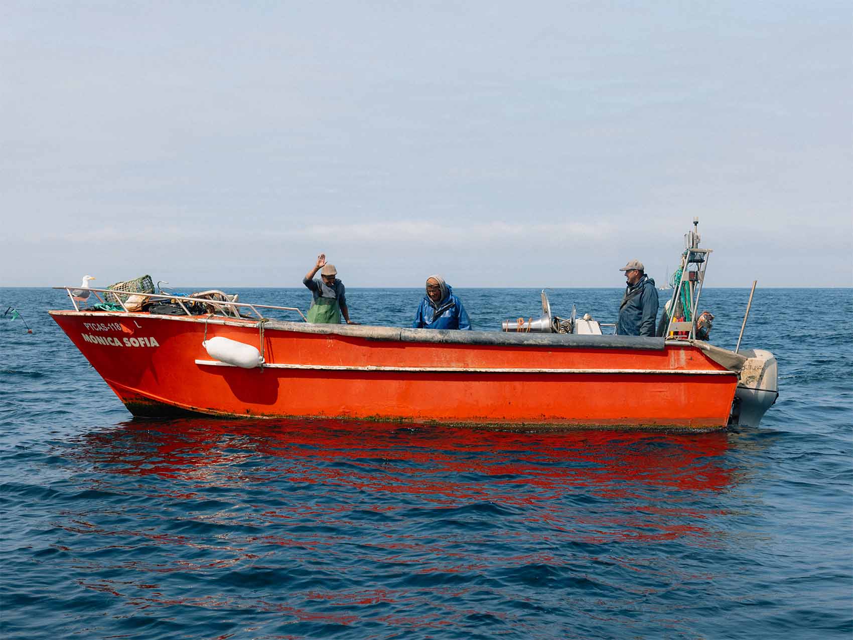 Bâteau de pêcheur rouge
