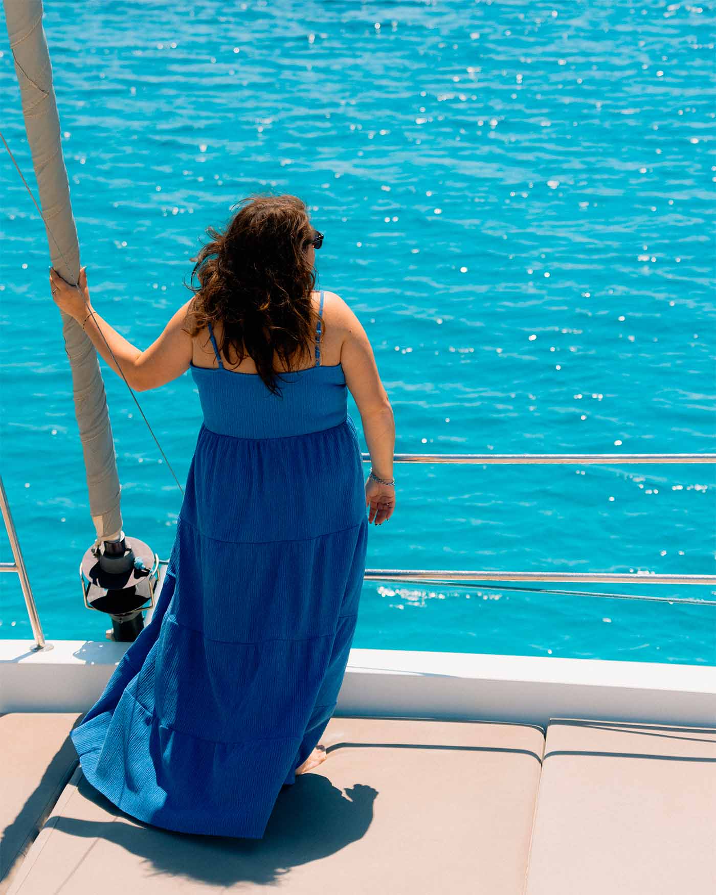 Anne-Sophie debout sur le catamaran
