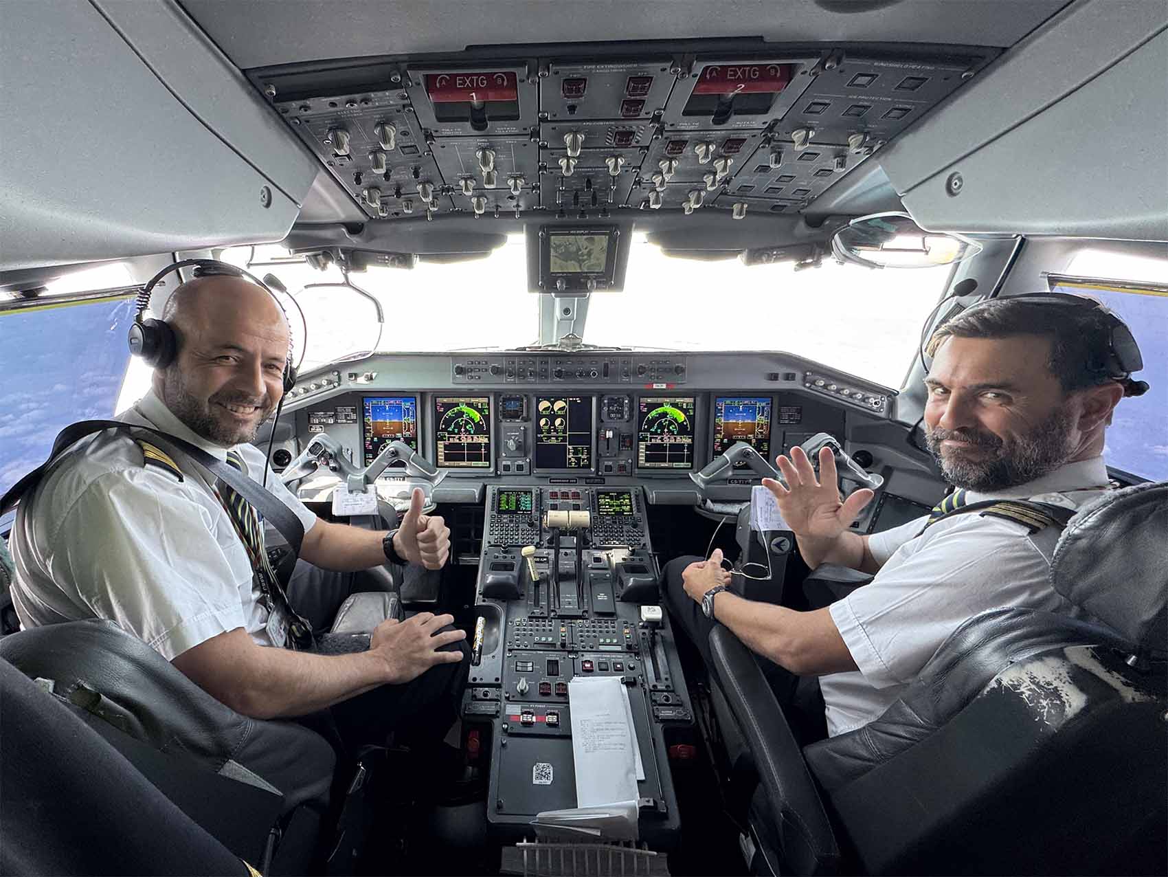 Deux pilotes de  dans le cockpit de l'avion