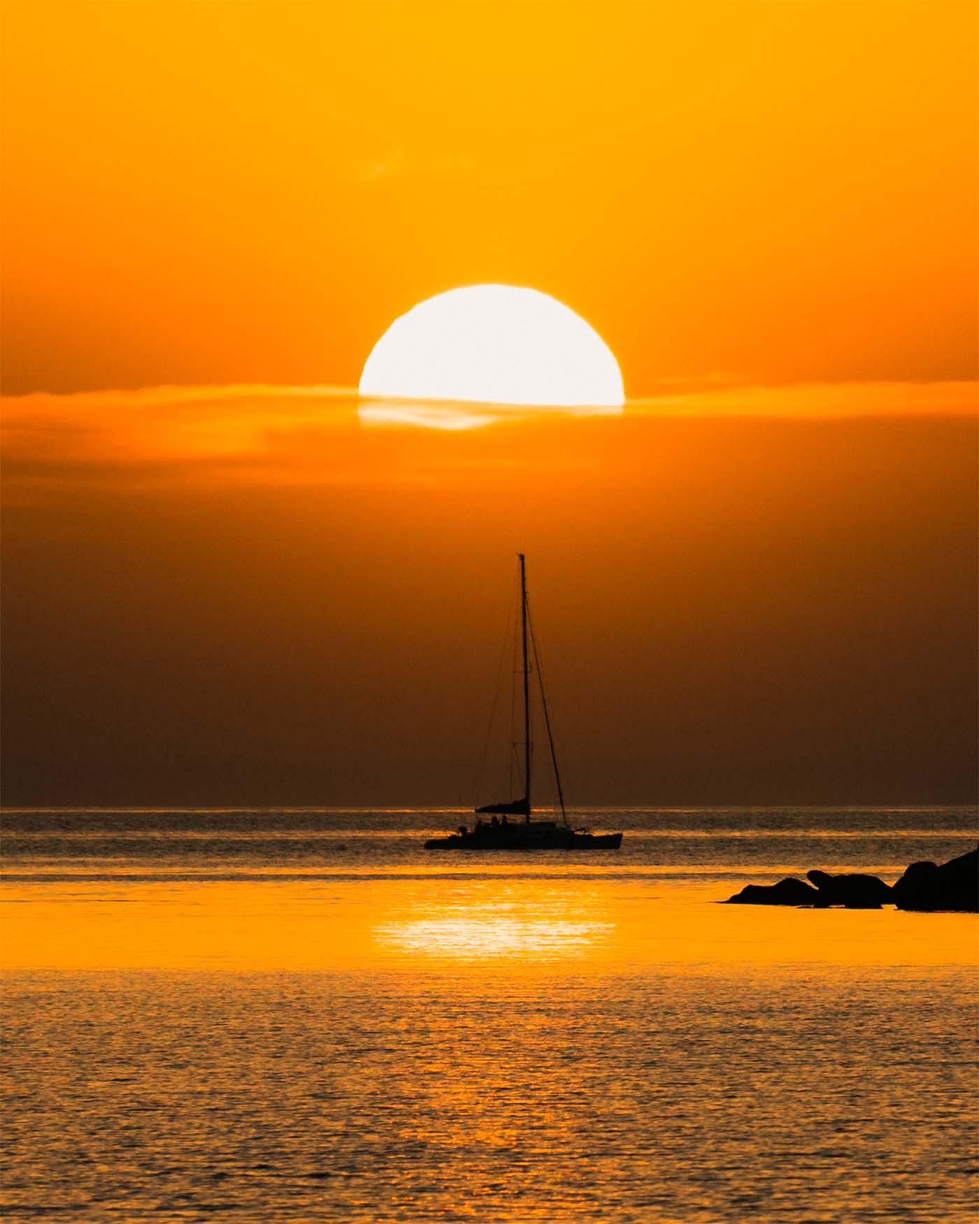 Coucher de soleil depuis le catamaran en Corse