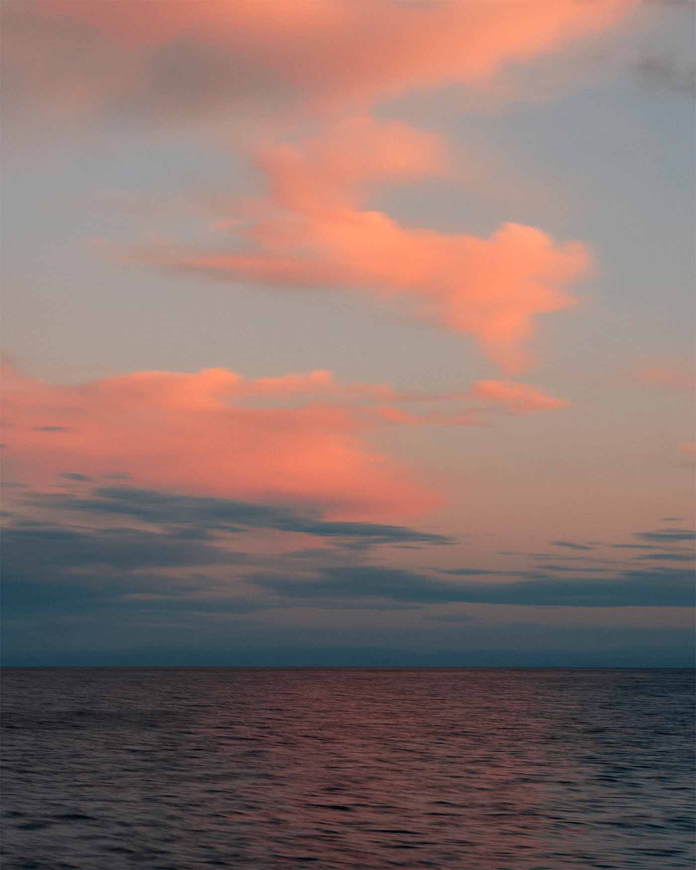 Coucher de soleil depuis la plage de Roccapina en Corse sur le catamaran