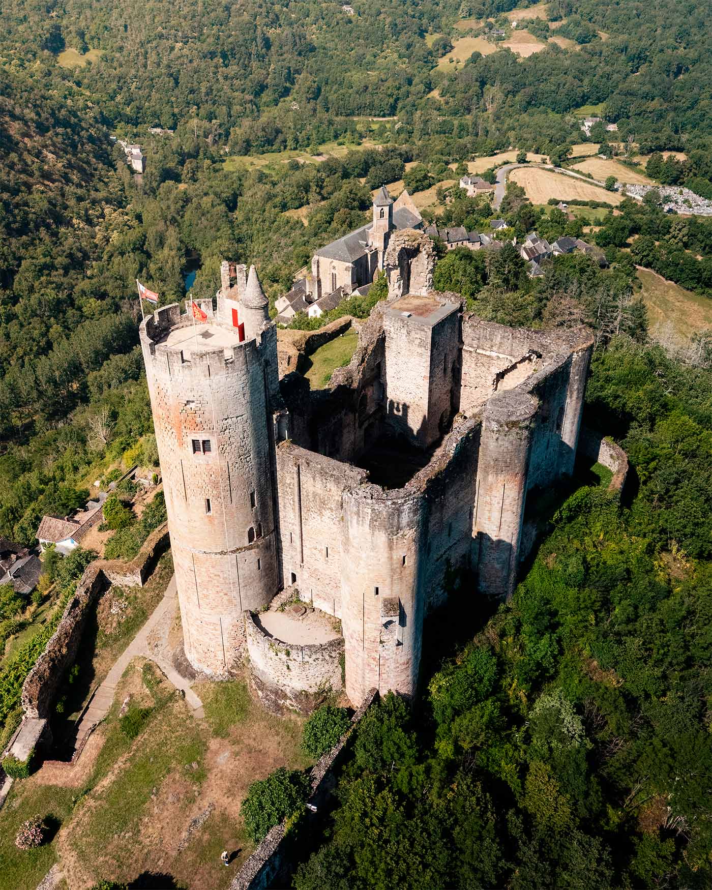 Forteresse de Najac qui domine tout le village - Bastides et Gorges de l’Aveyron 