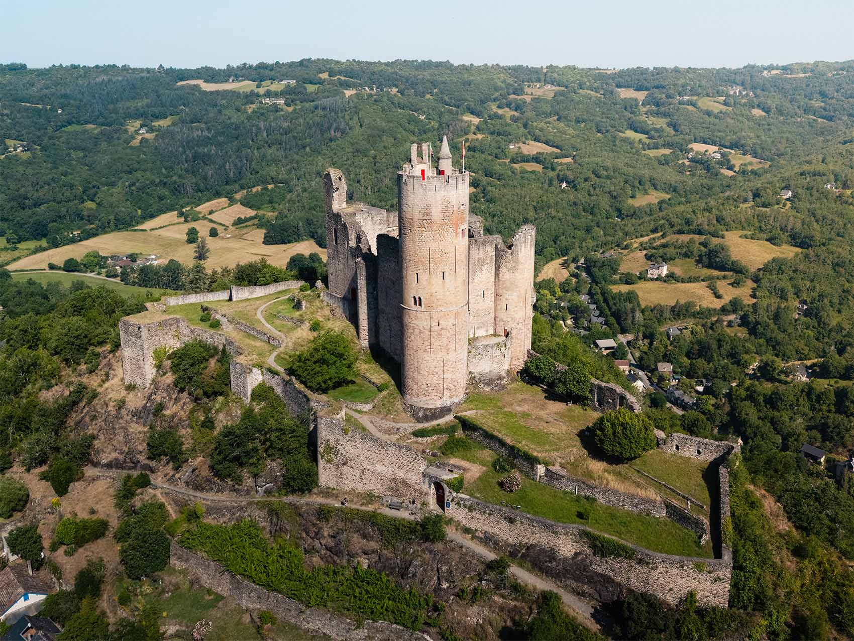 Forteresse de Najac qui domine tout le village - Bastides et Gorges de l’Aveyron 