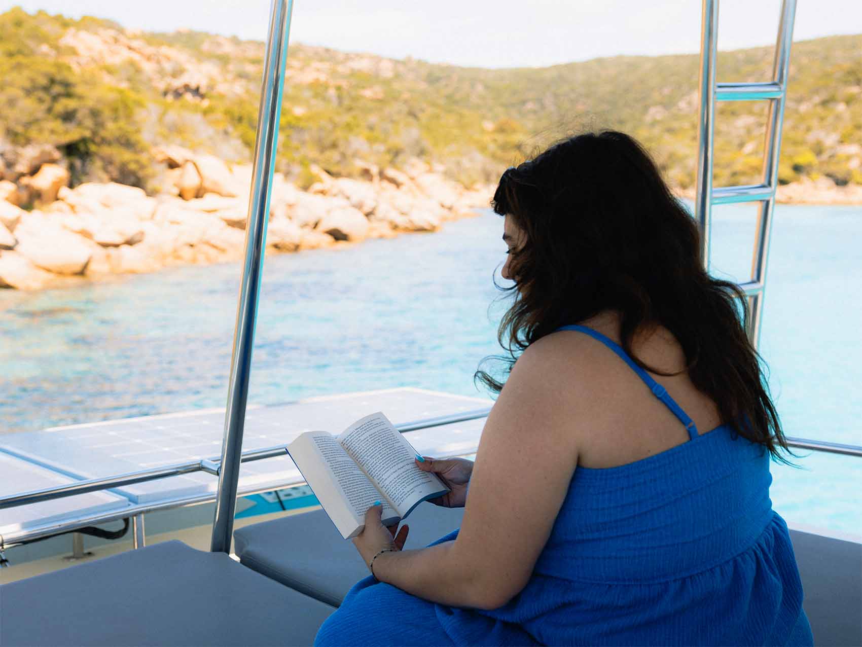 Lecture sur le catamaran Maki Cata en Corse