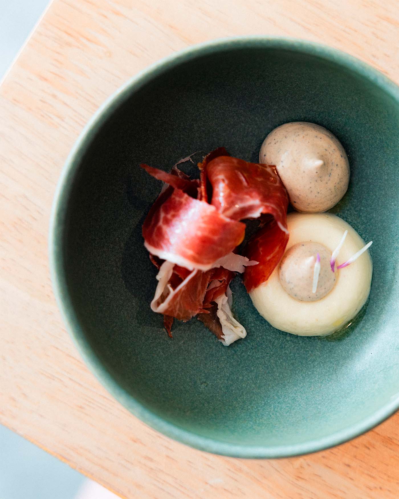Entrée avec du jambon de pays au restaurant Ozart à Villeneuve d'Aveyron