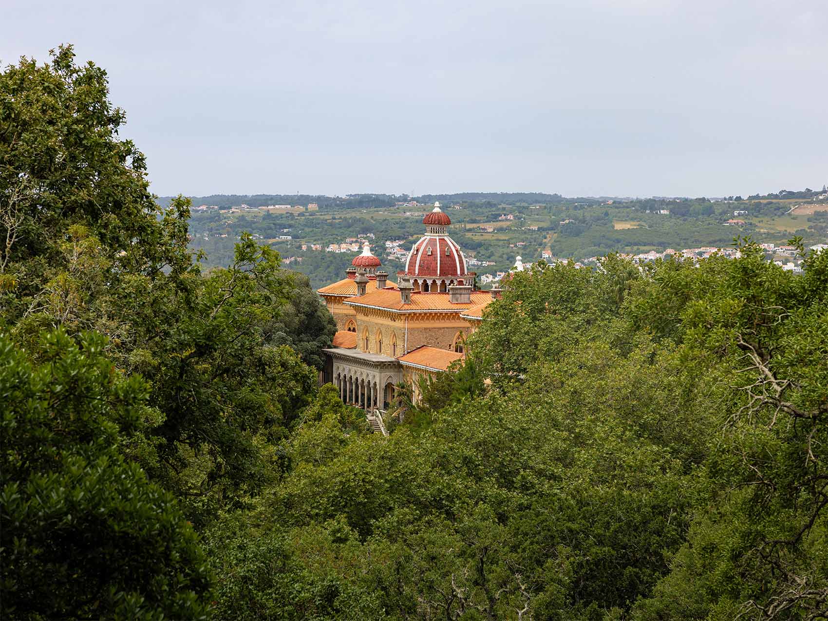 Palais de Montserrate entouré de verdure