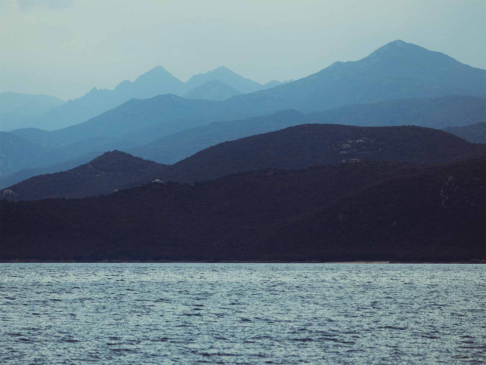 Paysage Corse avec des montagnes à l'horizon