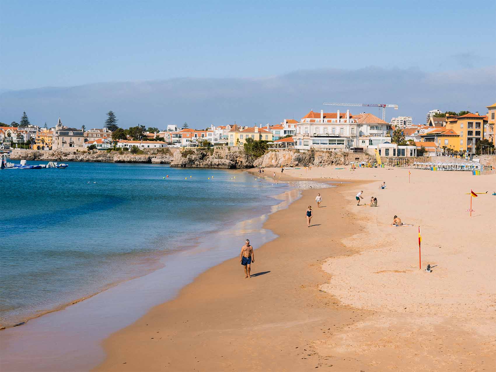 Des gens marchent sur la plage à Cascais