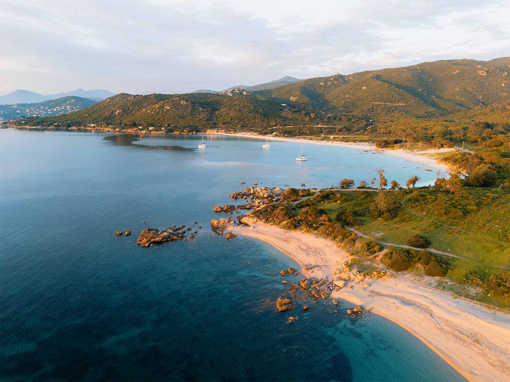 Mouillage plage de Verghia avec le catamaran en Corse