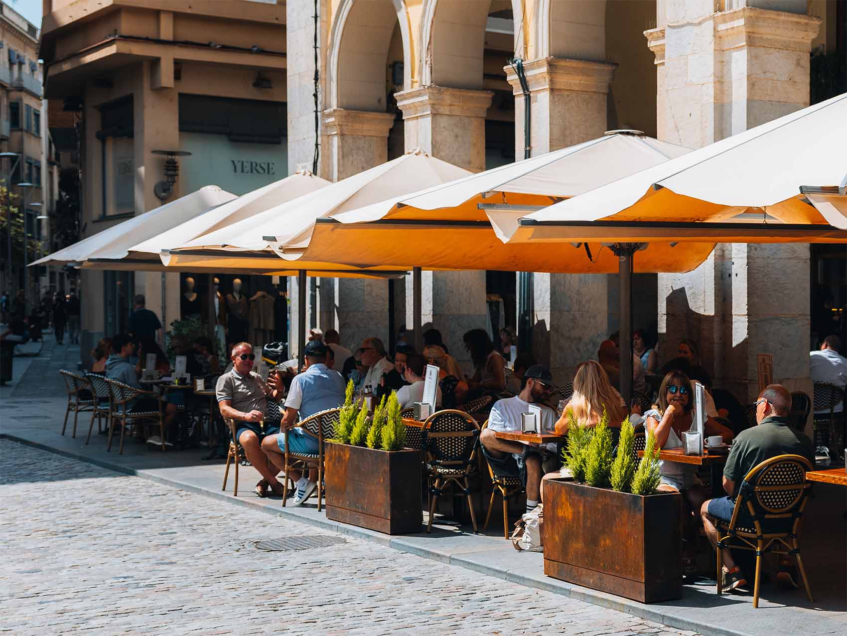 Terrasse sur la place de l'indépendance à Gérone