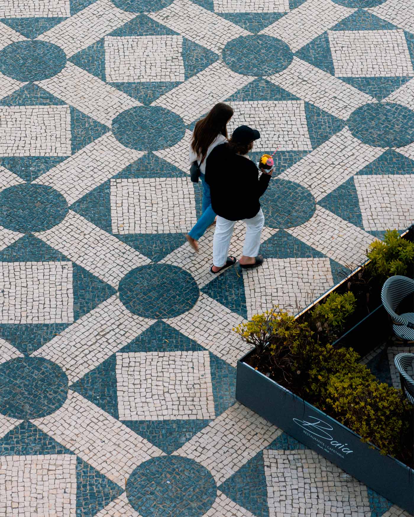 Pavés noirs et blancs sur le sol à Cascais