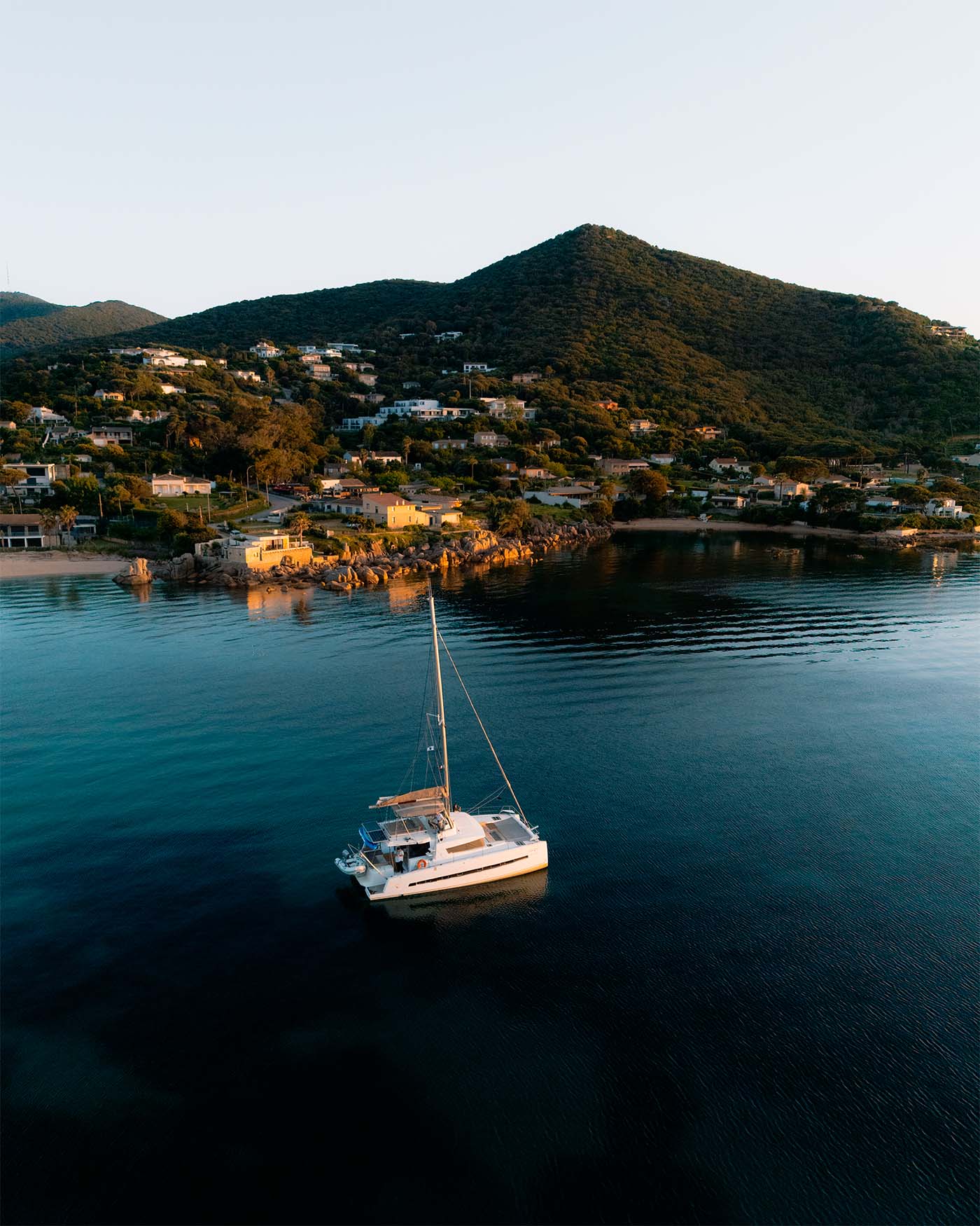 Mouillage plage de Verghia avec le catamaran en Corse