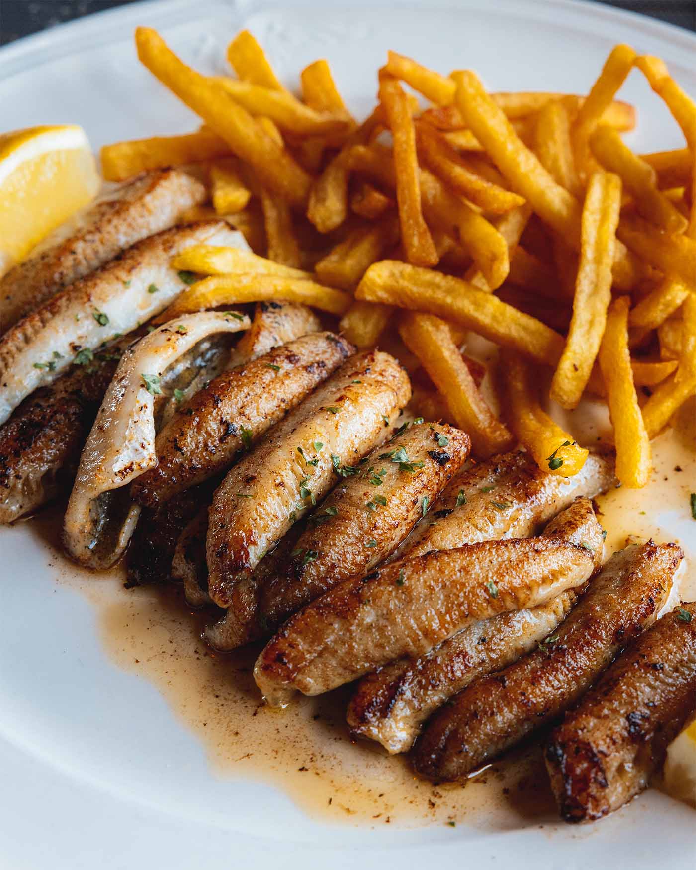 Plat avec perches et frites au restaurant de la Croix Fédérale à Morges en Suisse
