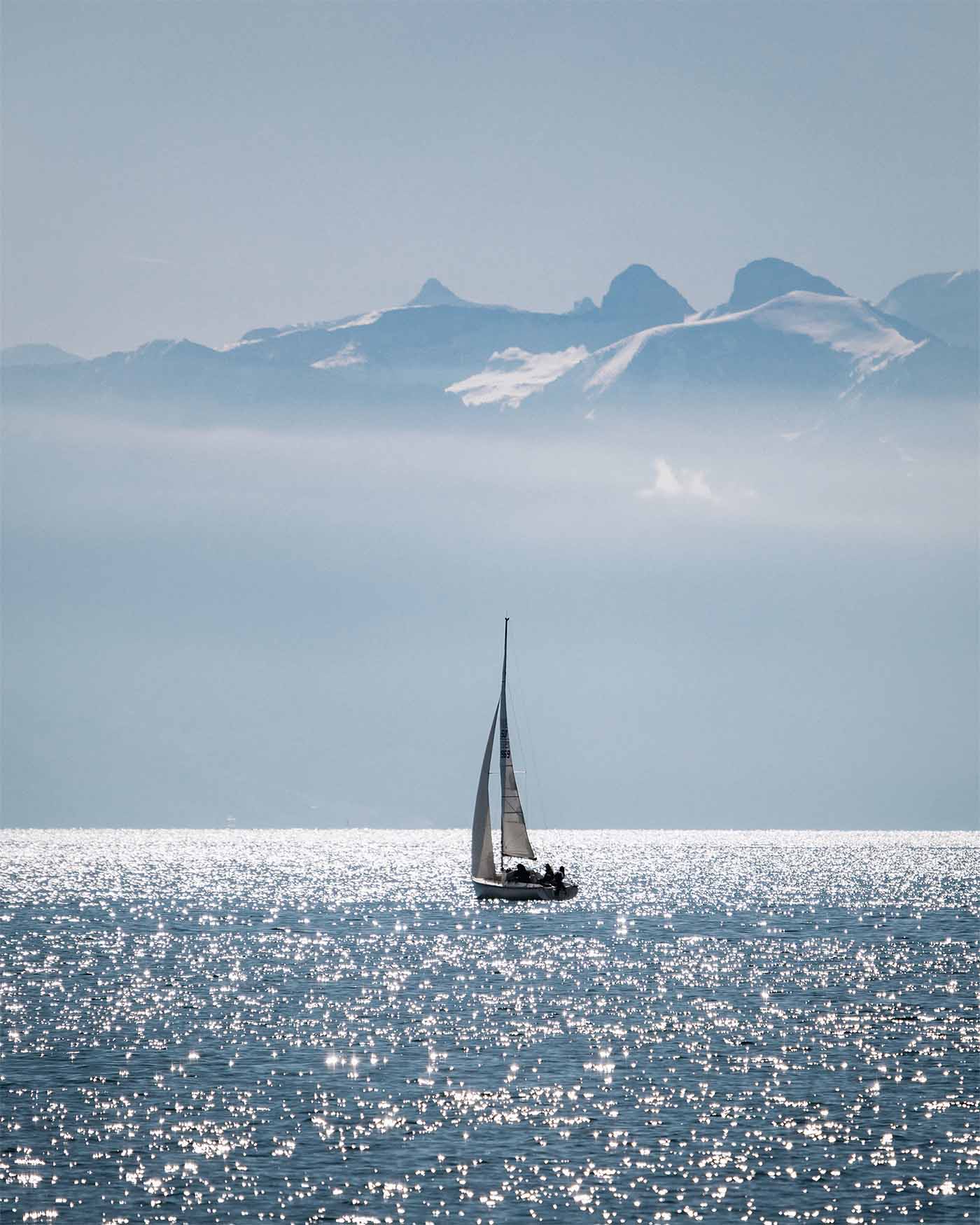 Voilier sur le lac Léman avec le mont Blanc en arrière plan