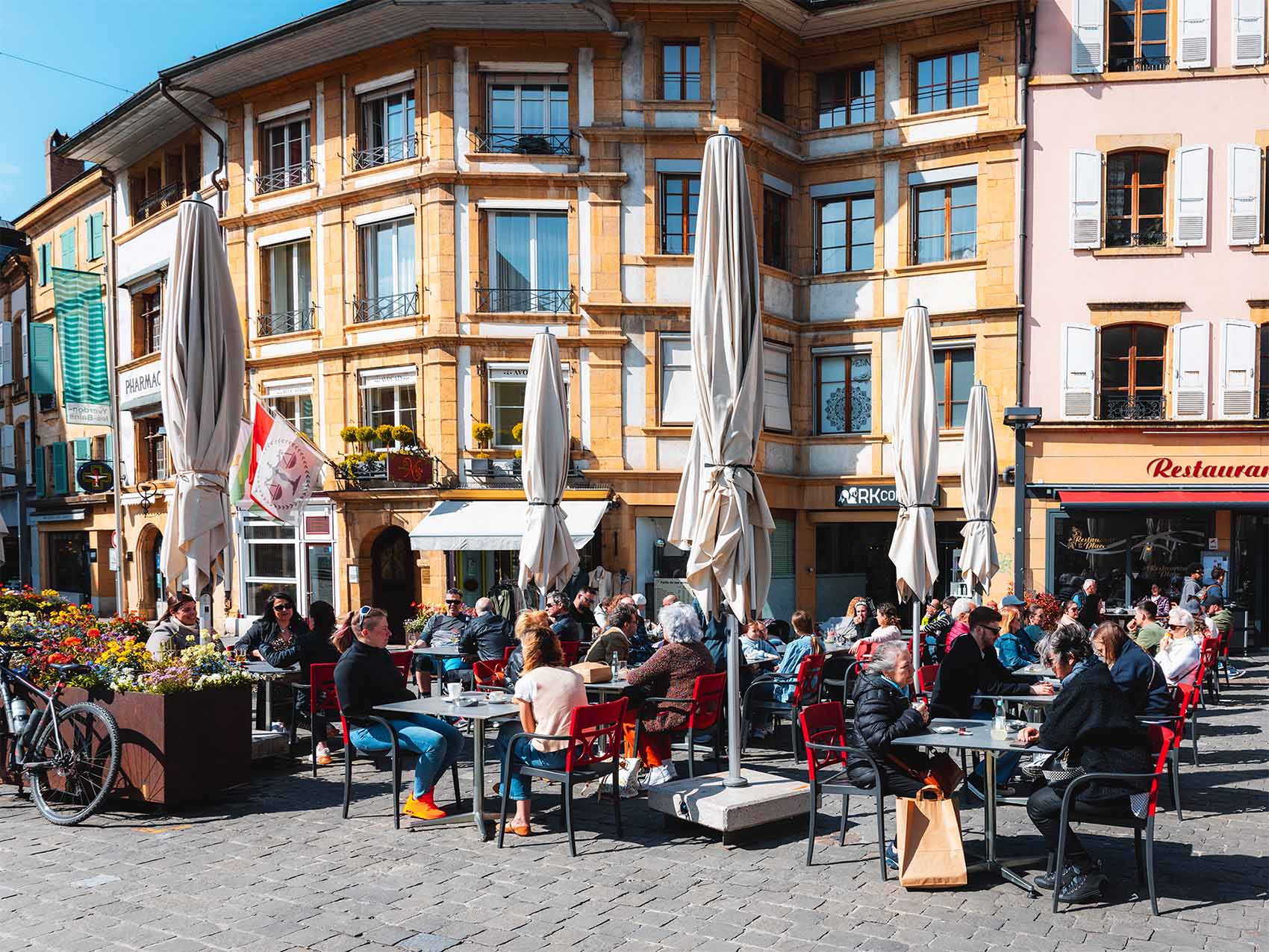 Terrasse d'un café avec du monde à Yverdon-les-bains en Suisse dans le Canton de Vaud
