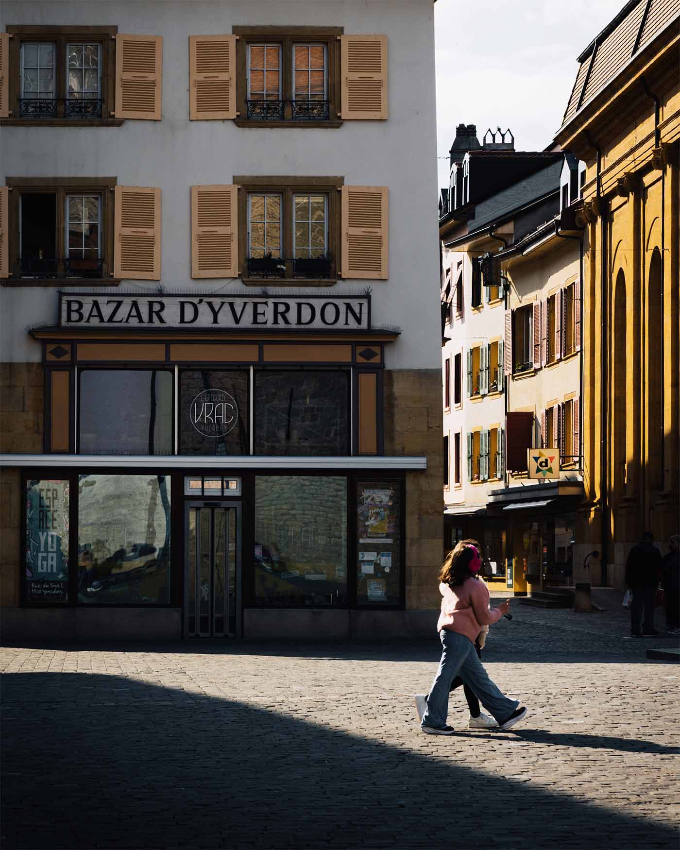 Yverdon-les-bains deux personnes se promènent