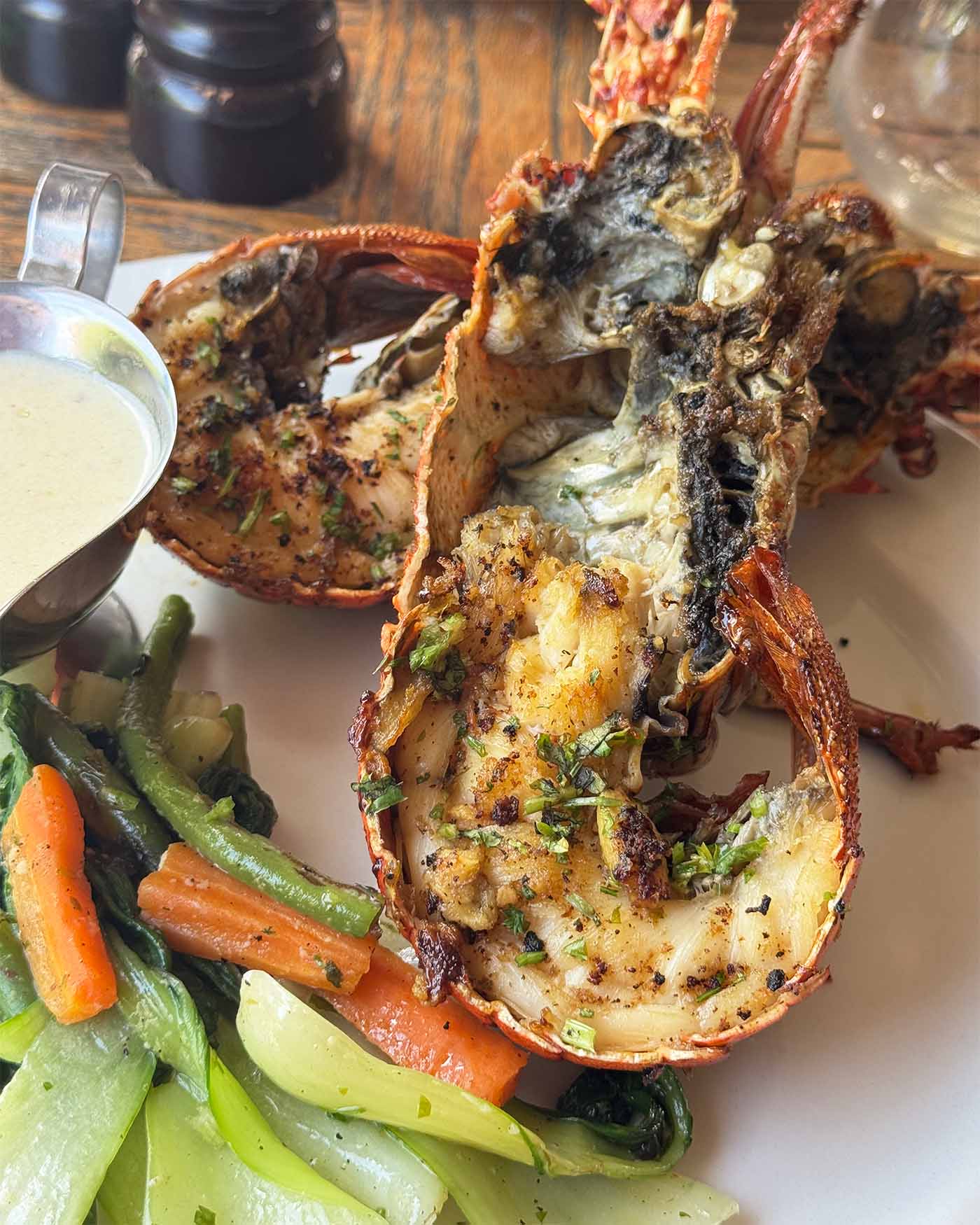 Langouste grillée sur une assiette