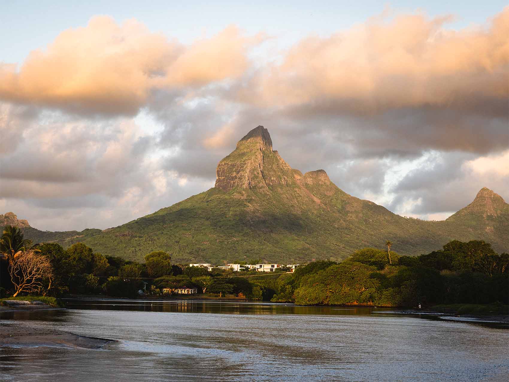 Baie de Tamarin et montagne en arrière plan
