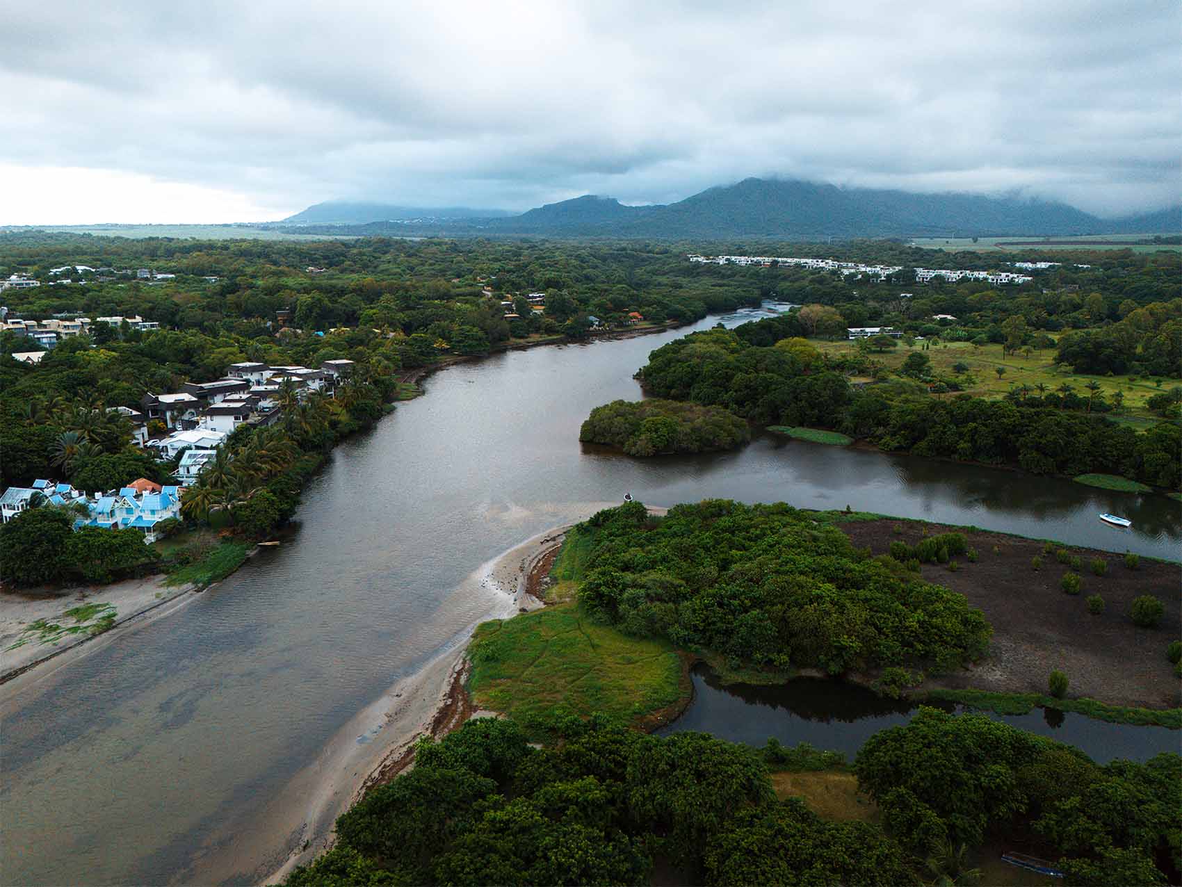 La baie de Tamarin vue depuis les airs
