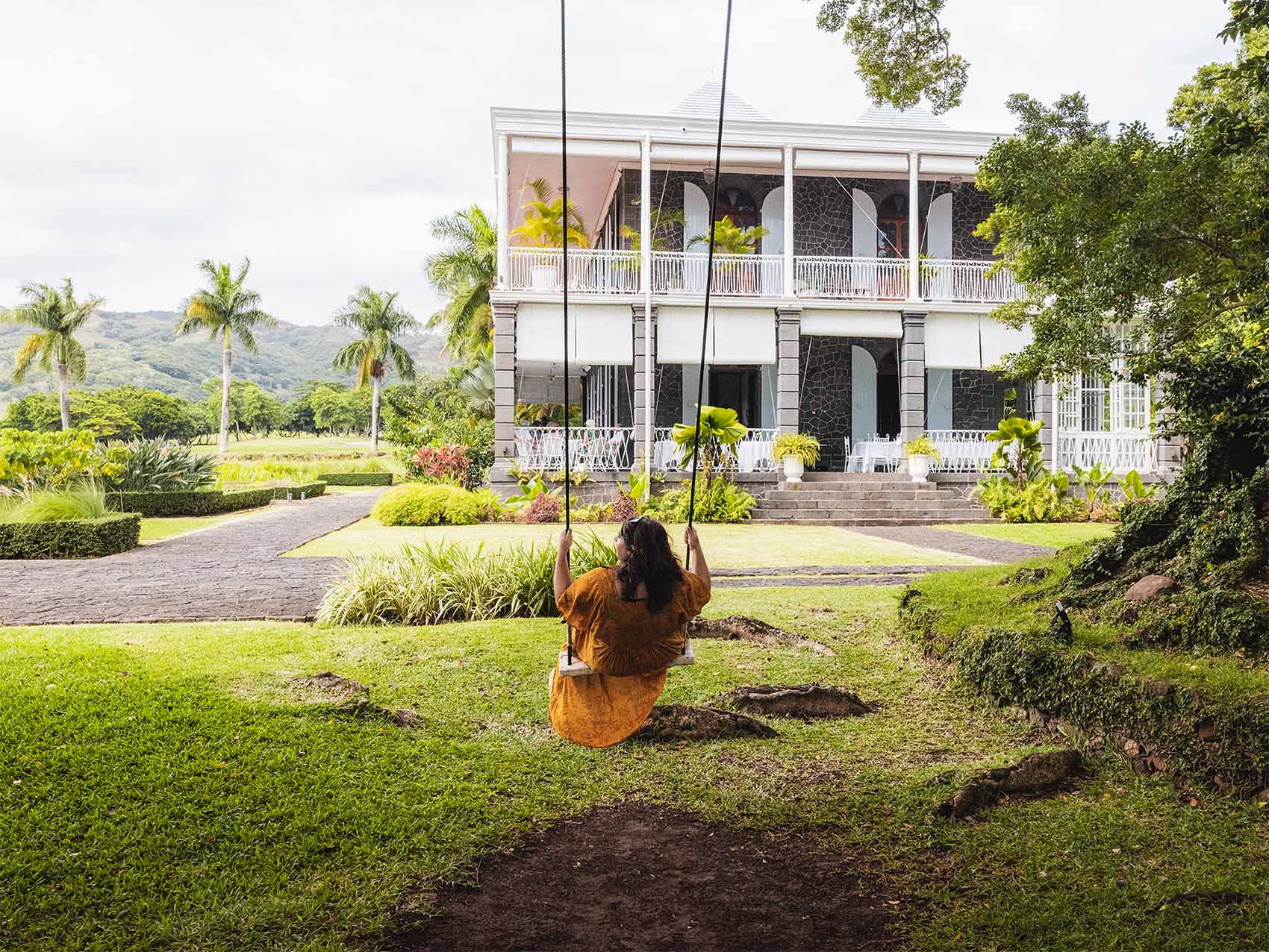 Anne-Sophie fait de la balançoire au Château de Bel Ombre dans le sud de l'Île Maurice